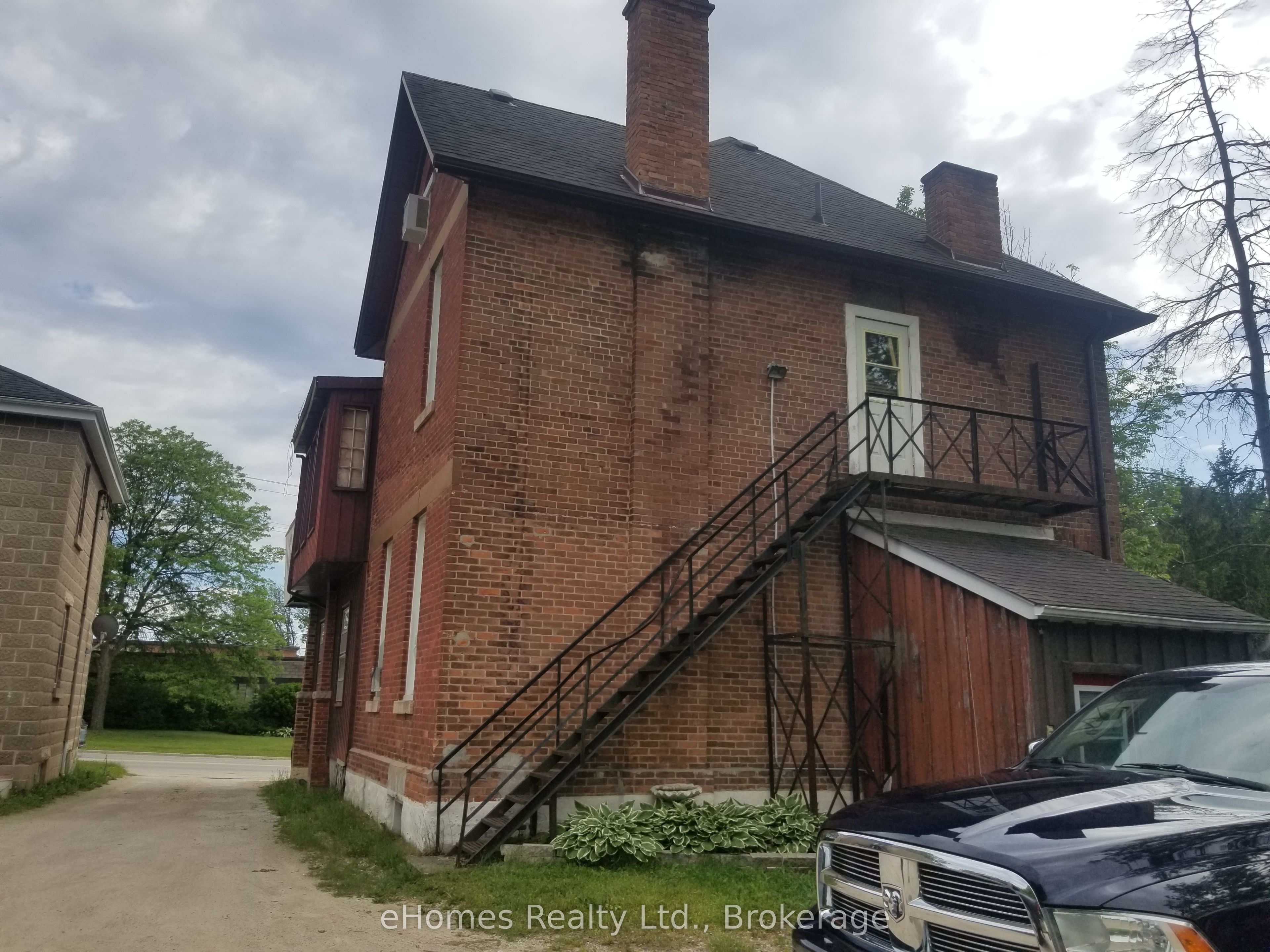 598 6th Street Property Photo 3