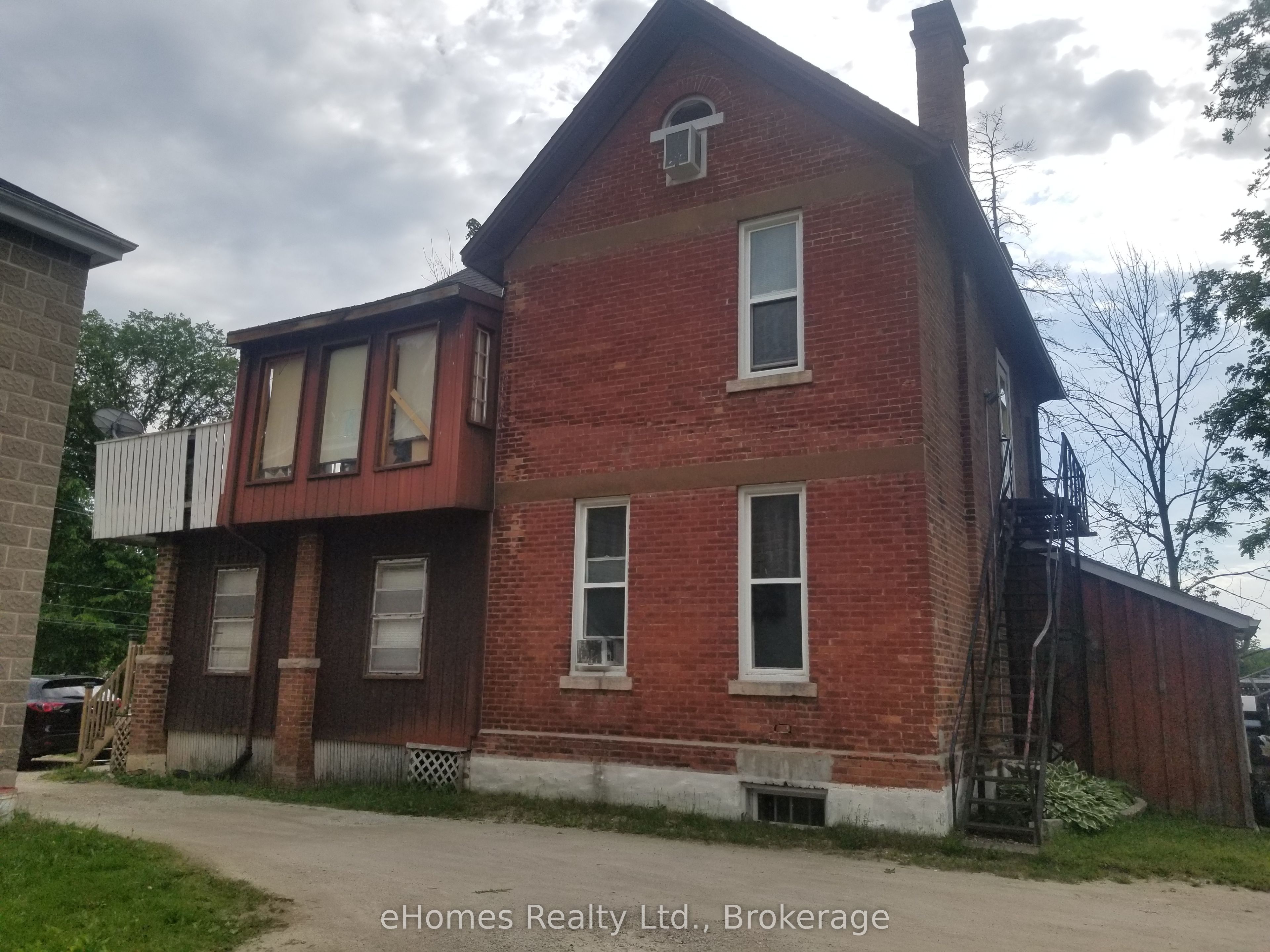 598 6th Street Property Photo 4