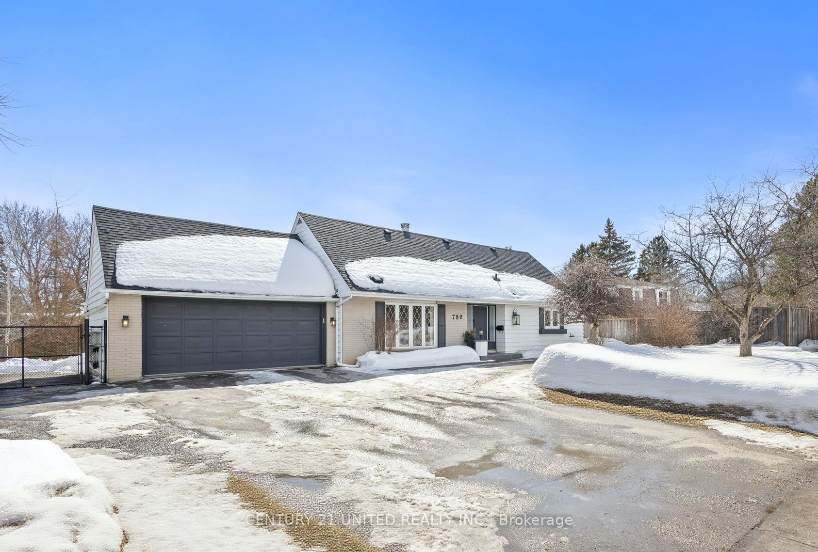 789 Parkhill Rd W Property Photo
