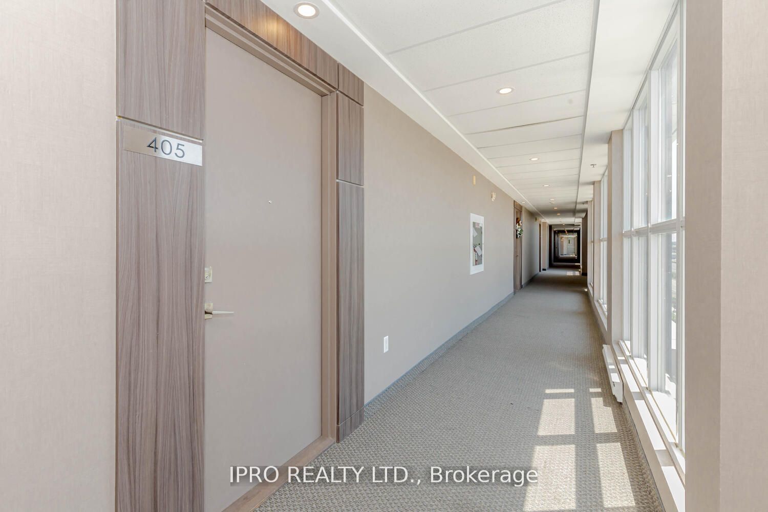 #405 - 560 North Service Road Property Photo 5