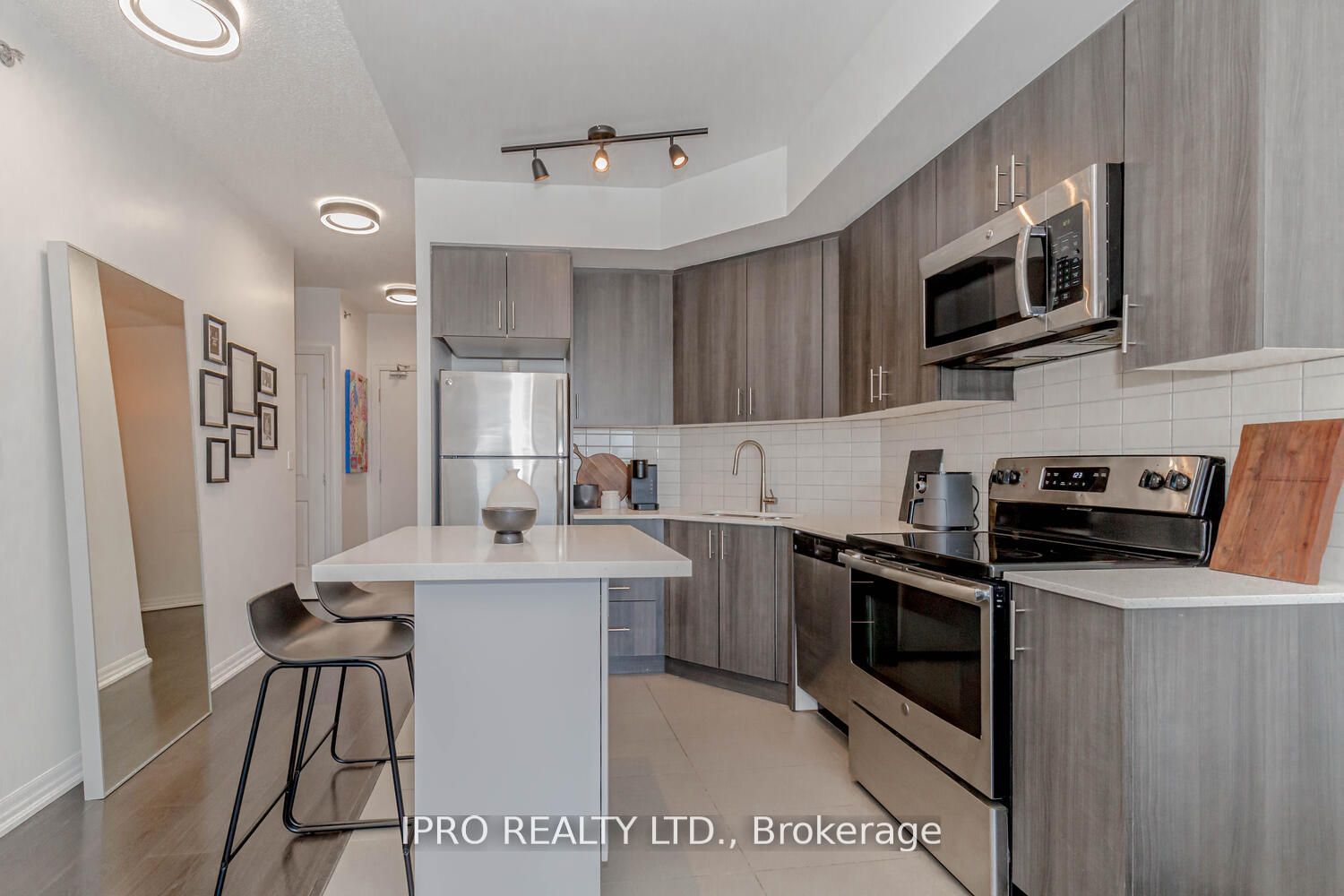#405 - 560 North Service Road Property Photo 11