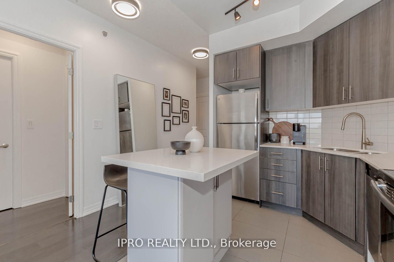#405 - 560 North Service Road Property Photo 12