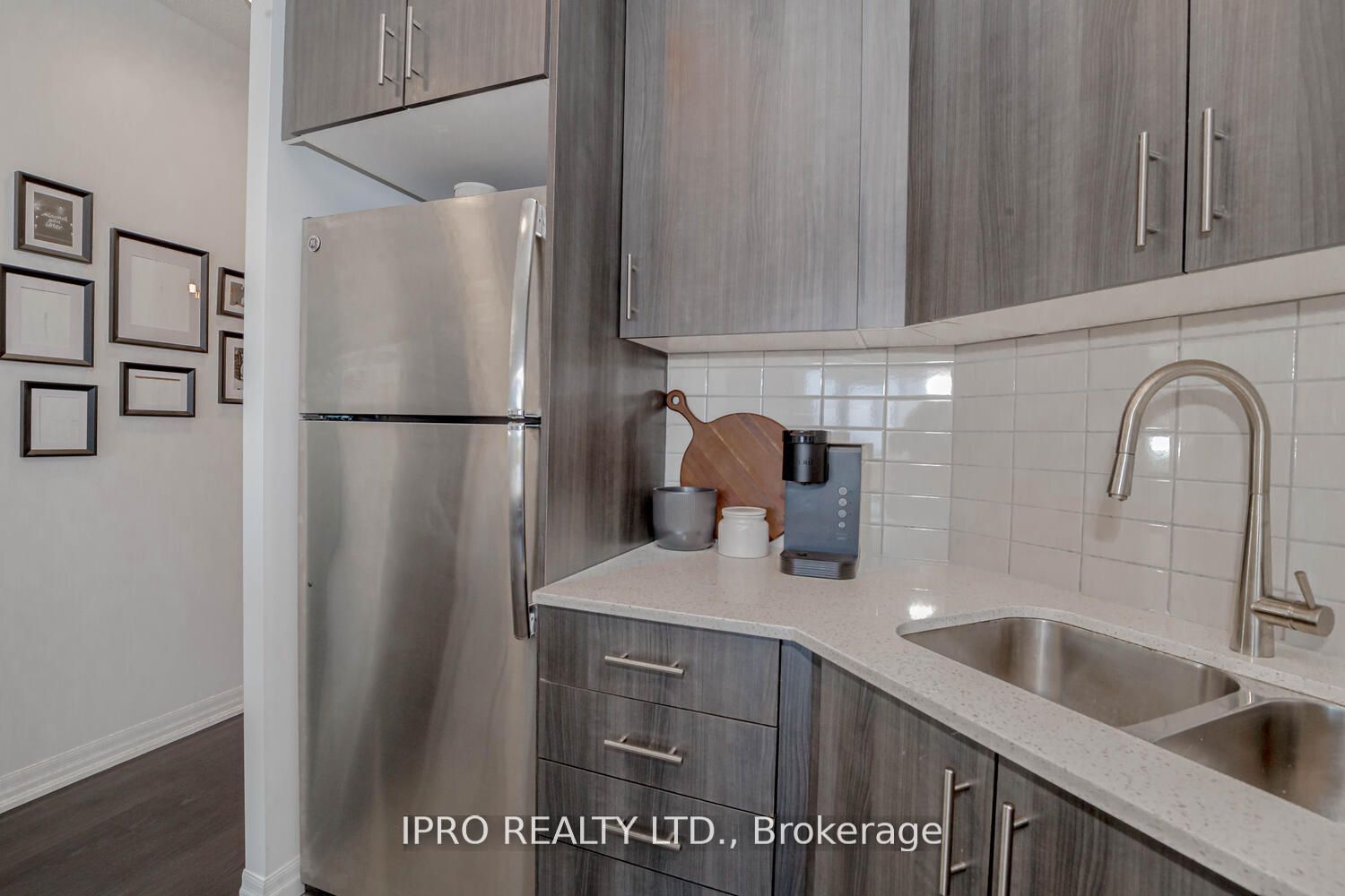 #405 - 560 North Service Road Property Photo 13