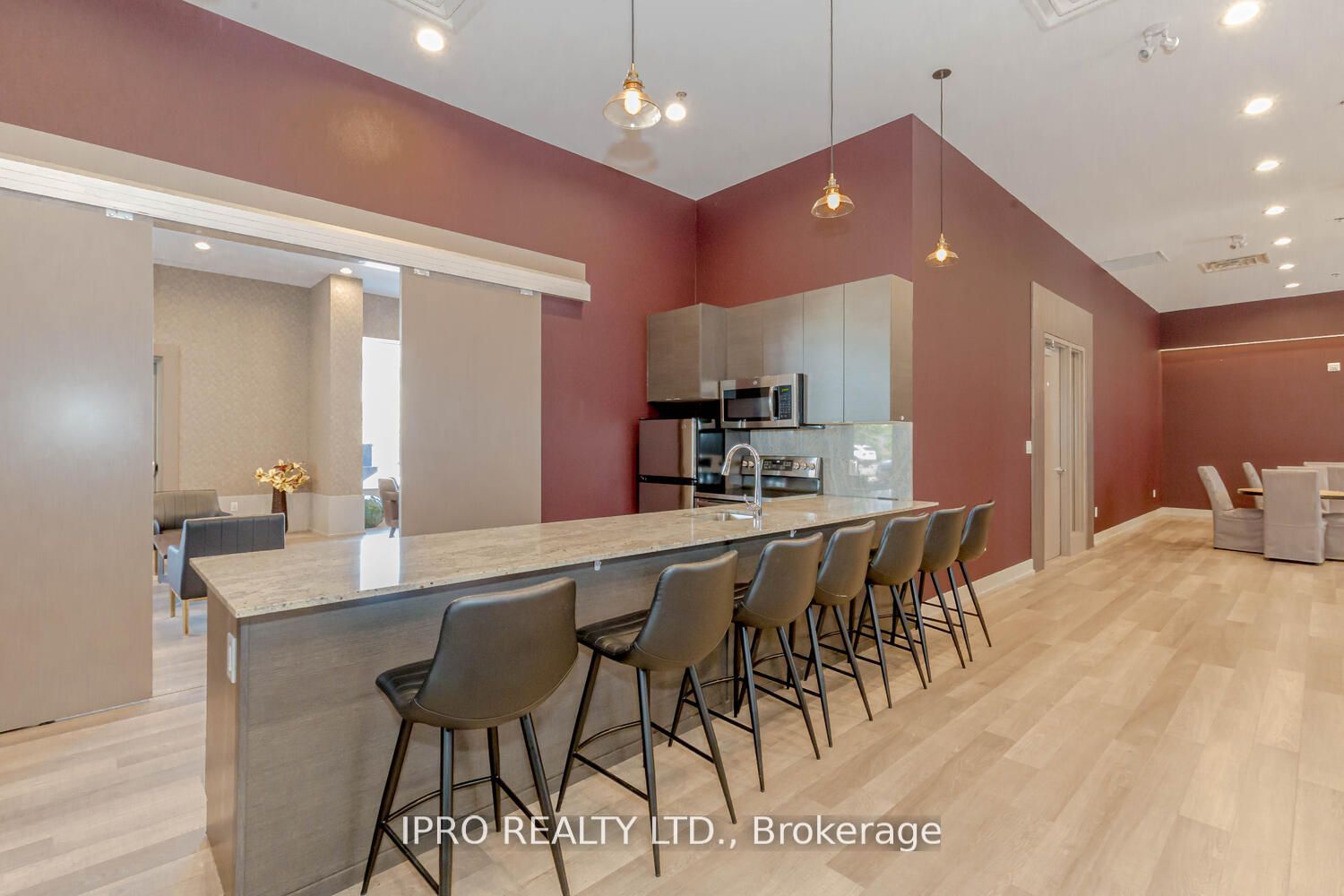 #405 - 560 North Service Road Property Photo 32