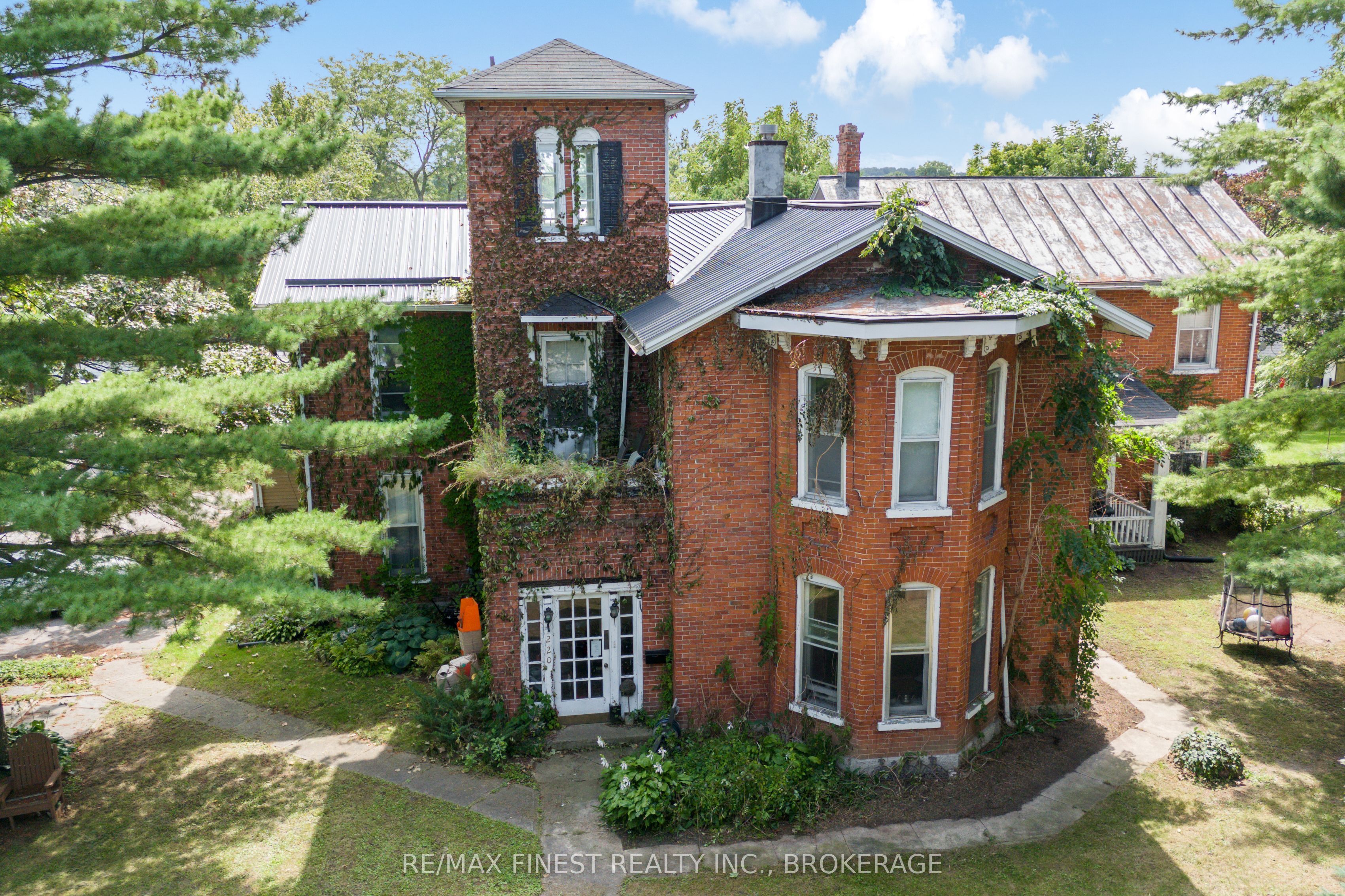 220 Dundas Street Property Photo