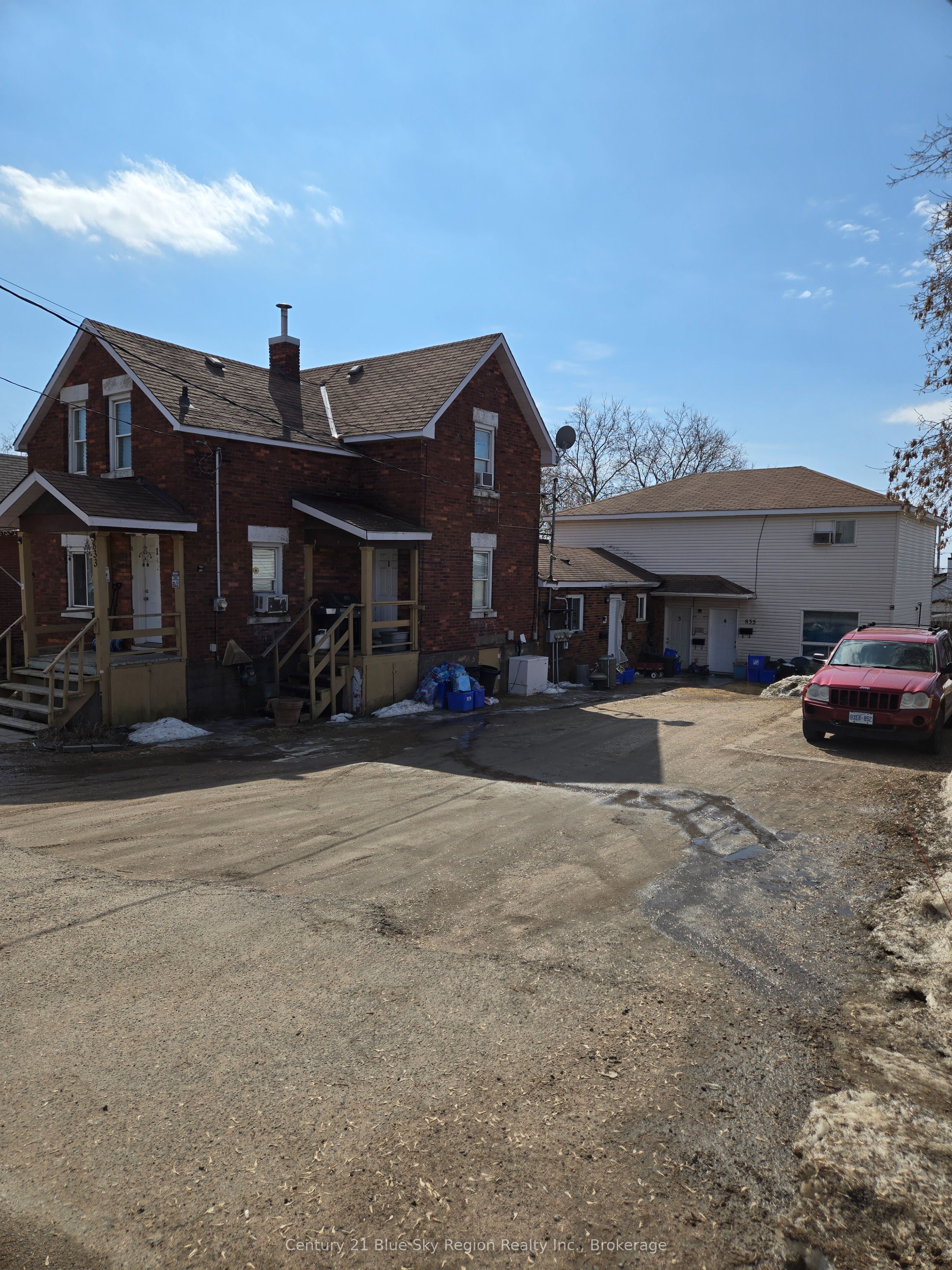 833 Worthington St E Property Photo