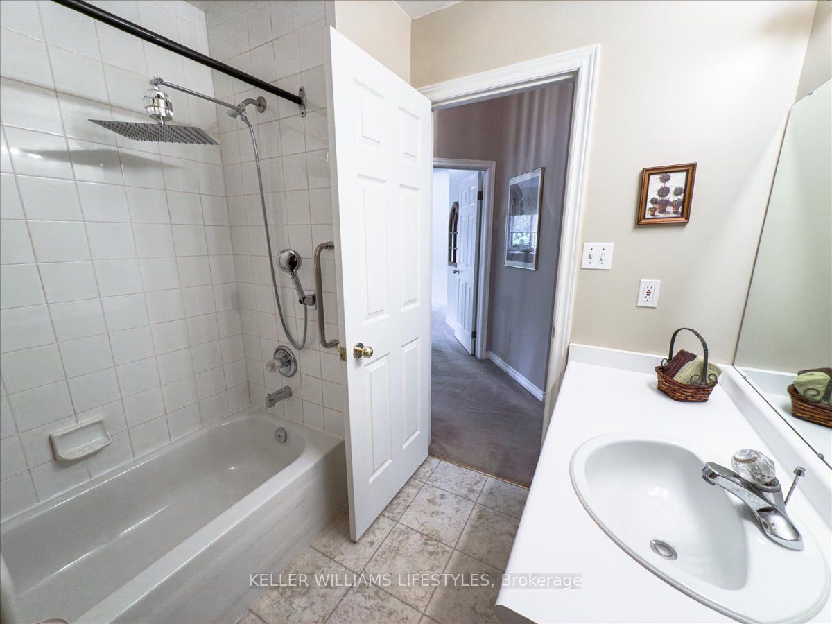 1478 Adelaide Street N 29 Property Photo 25