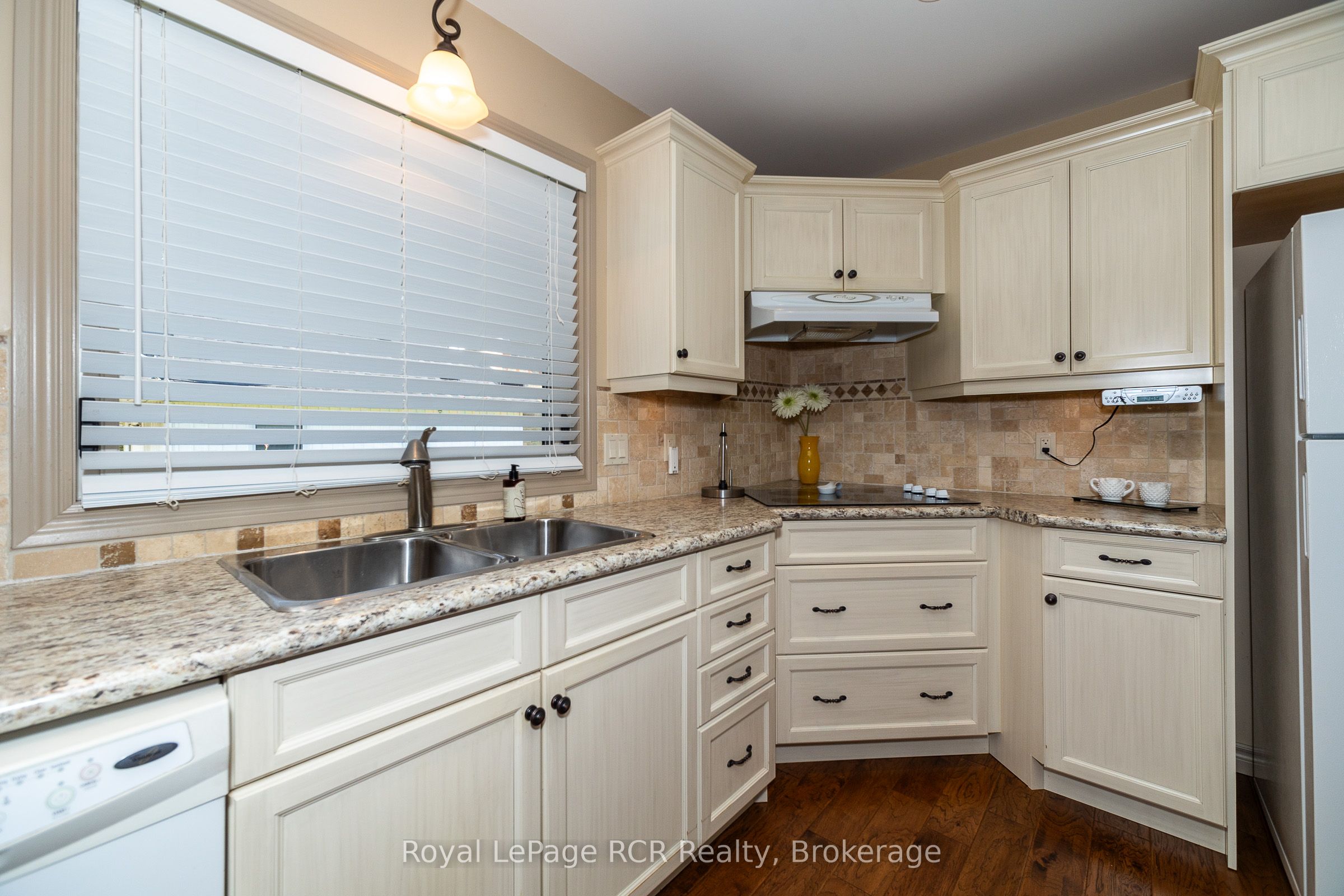 30 Victoria Street W Property Photo 9