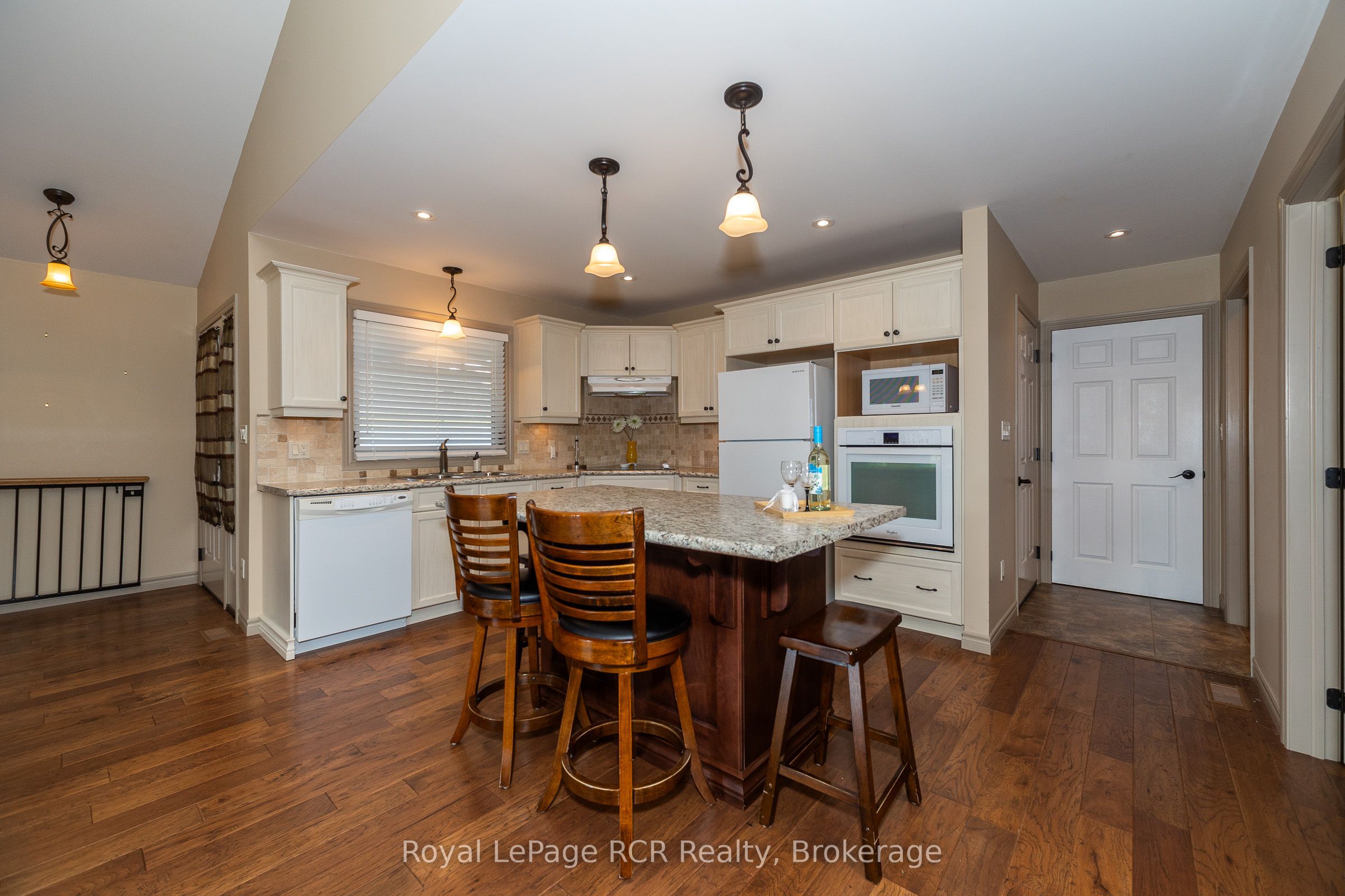 30 Victoria Street W Property Photo 11
