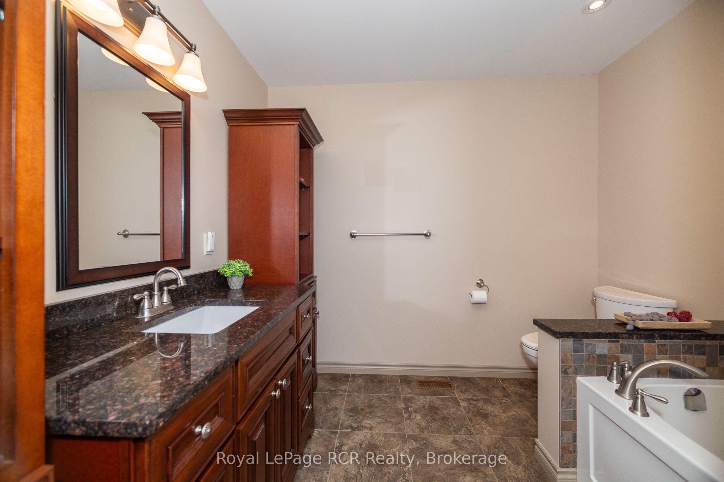 30 Victoria Street W Property Photo 18