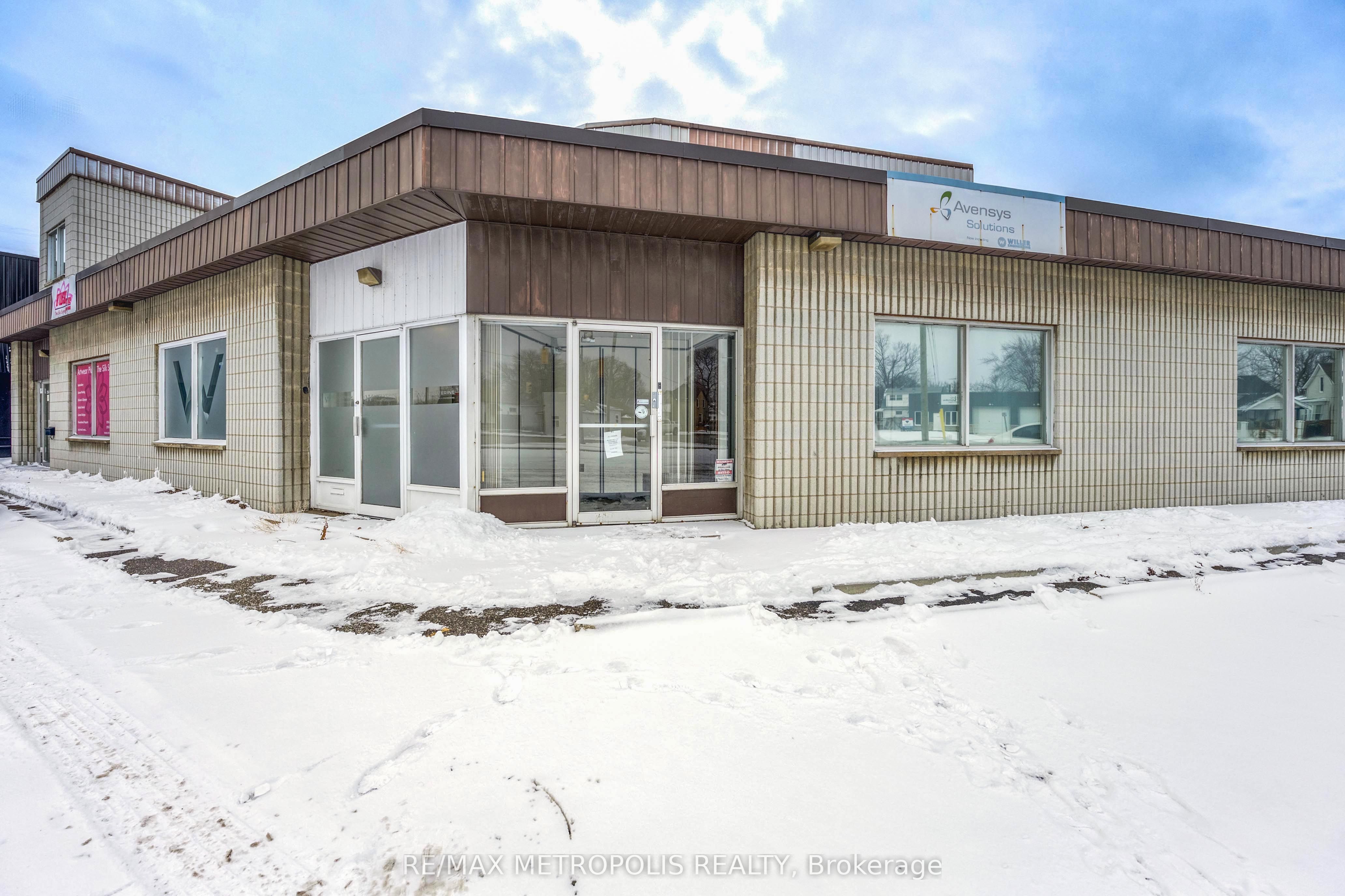 373 Vidal St S Property Photo