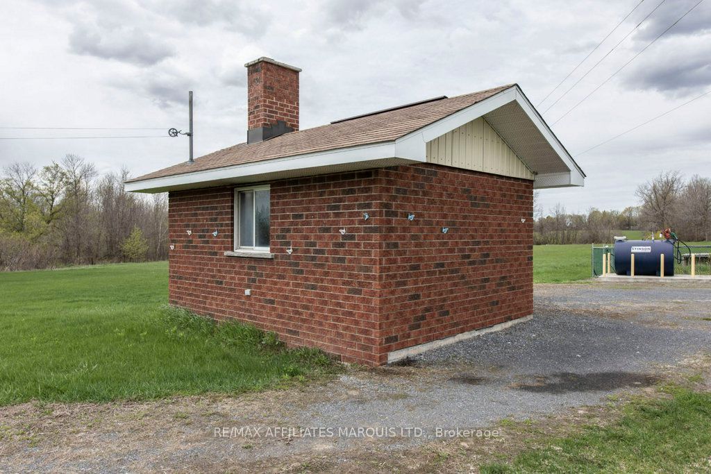 18613 Dundas Street Property Photo 6