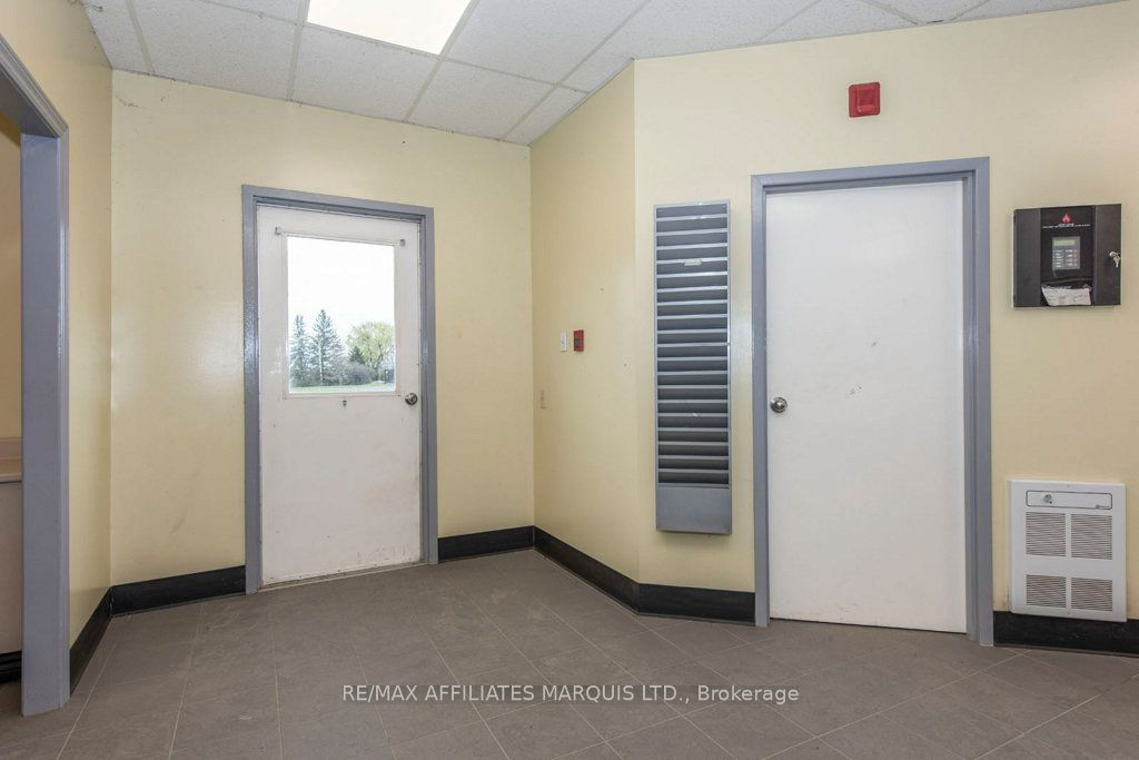 18613 Dundas Street Property Photo 8