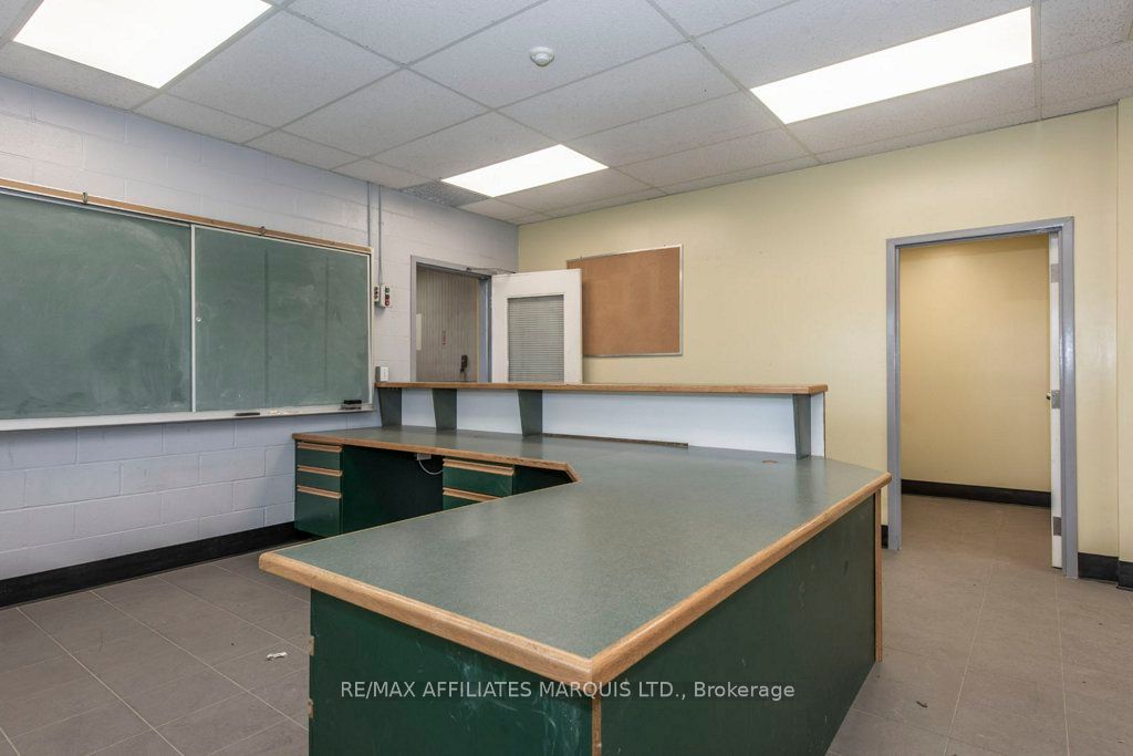 18613 Dundas Street Property Photo 10