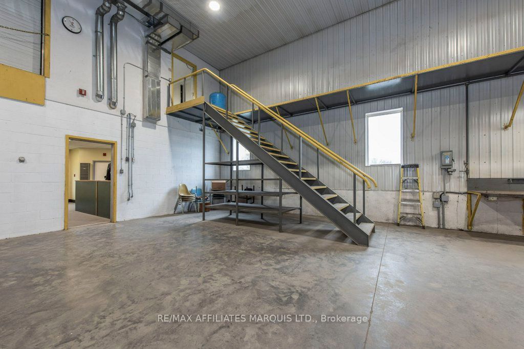 18613 Dundas Street Property Photo 25