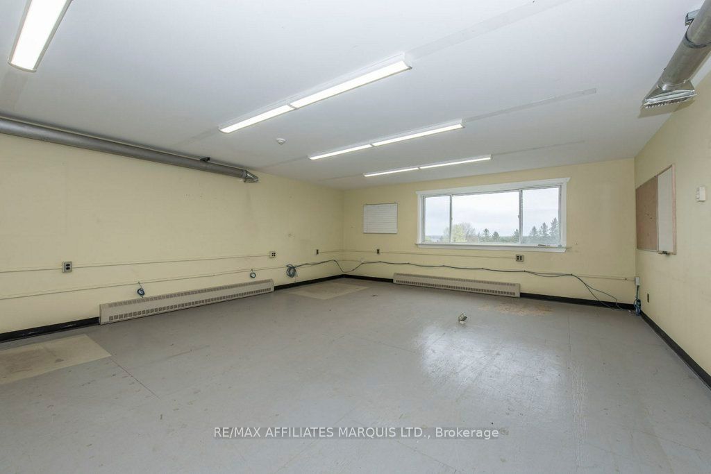 18613 Dundas Street Property Photo 30