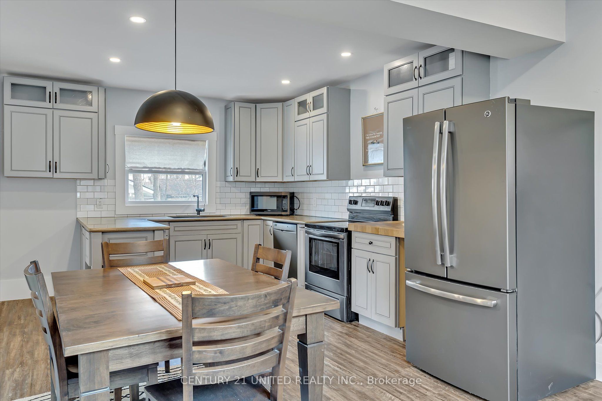 595 Douglas Avenue Property Photo 4