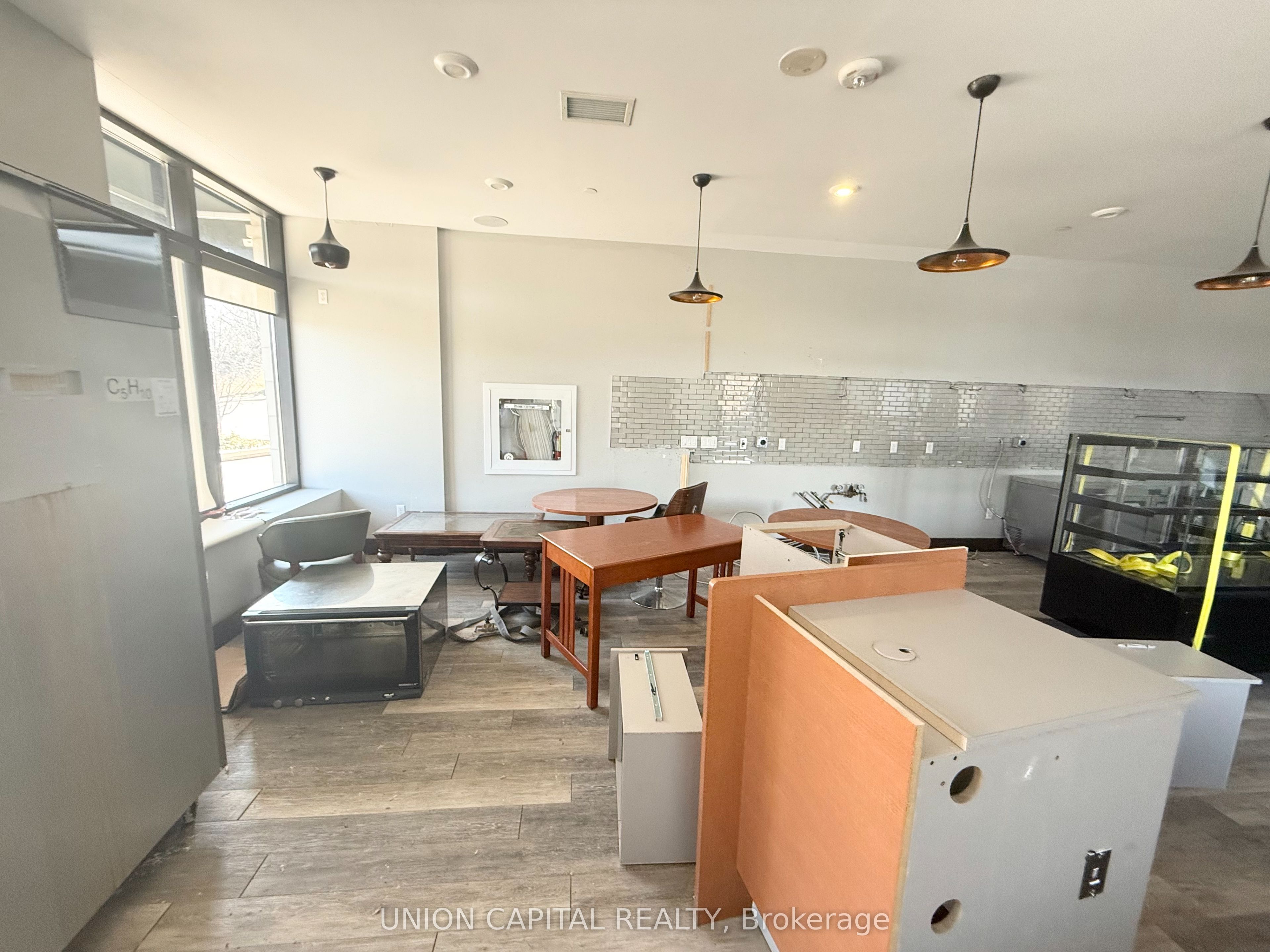 160 Macdonell St Property Photo 4