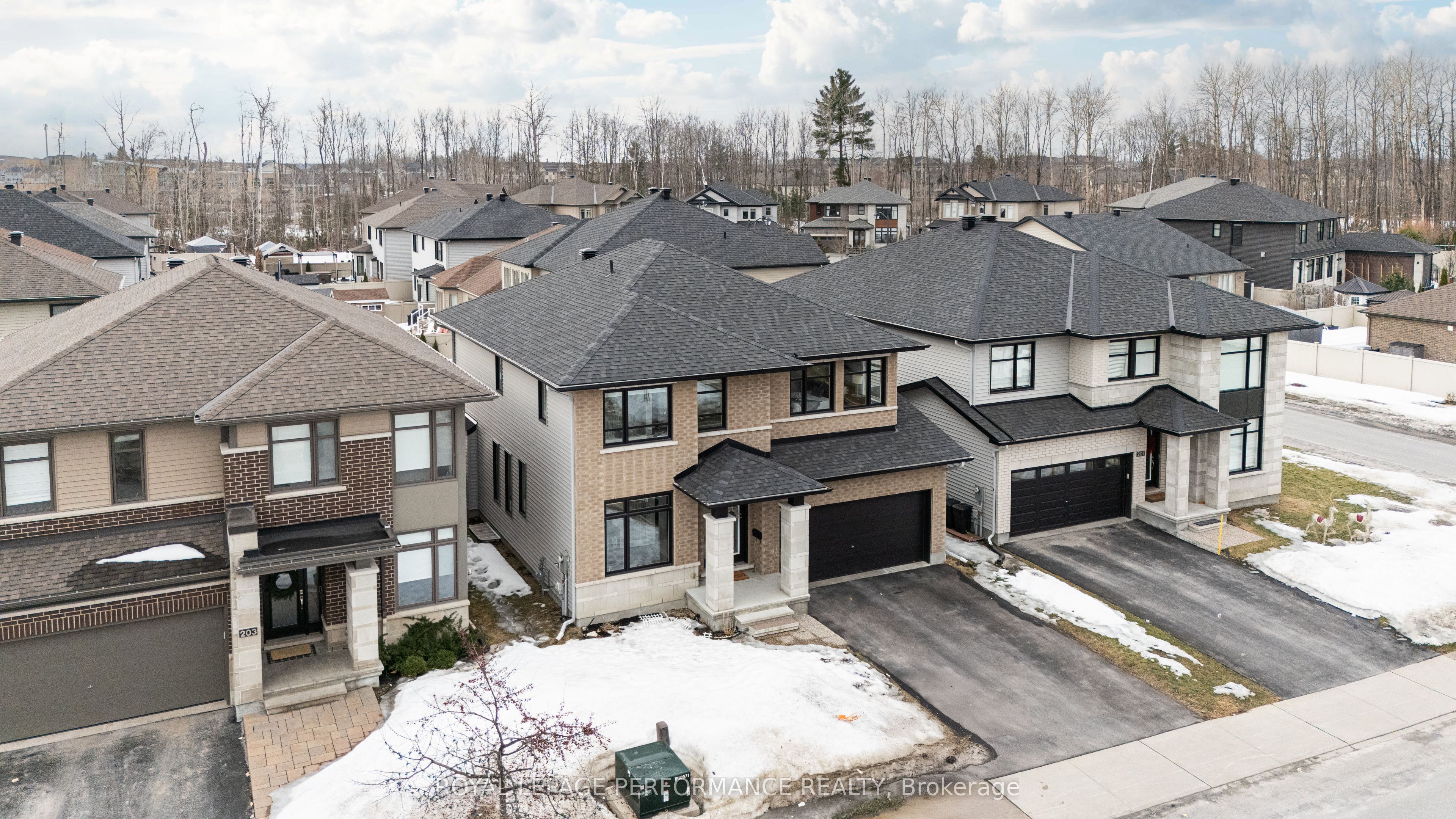 205 Shinleaf Crescent Property Photo 4