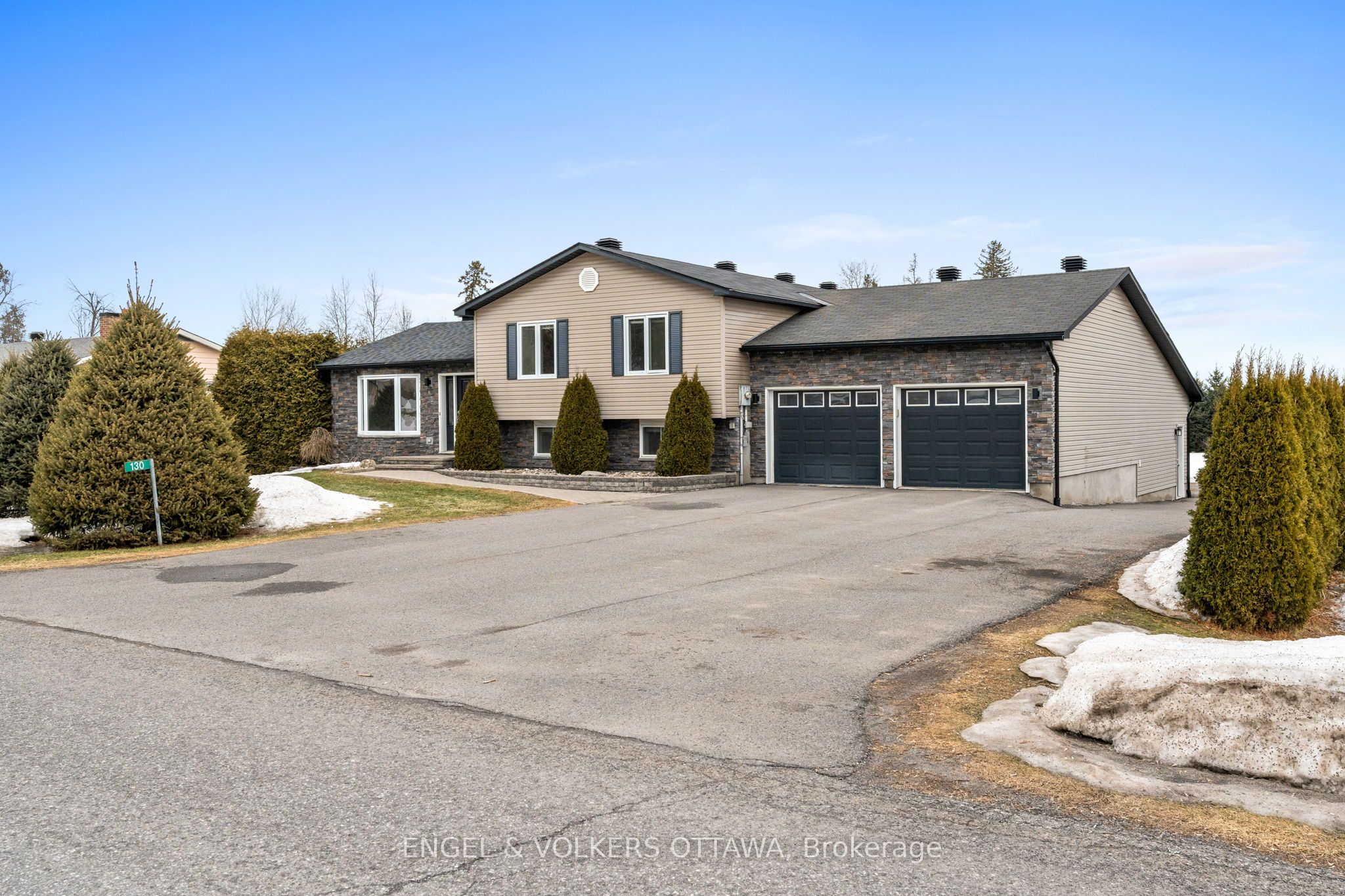 130 Lloydalex Crescent Property Photo