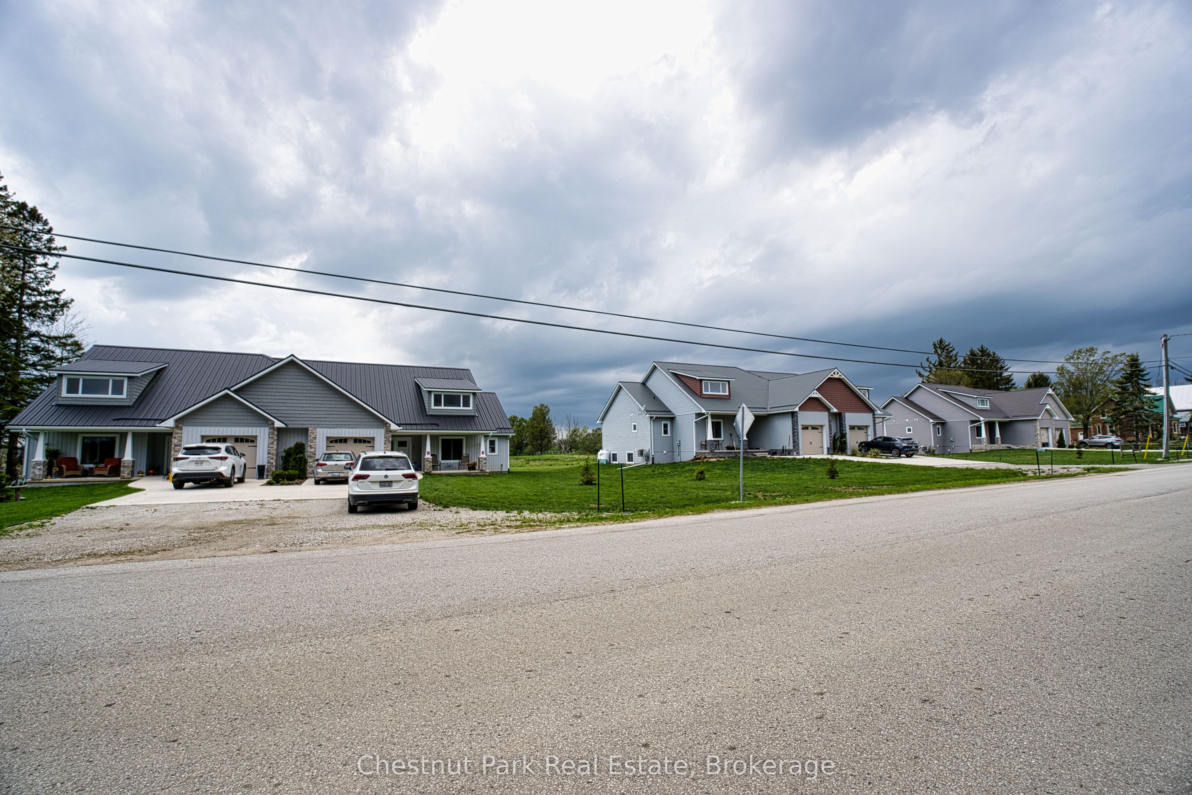 319916-319926 Kemble Rock Road Property Photo 1