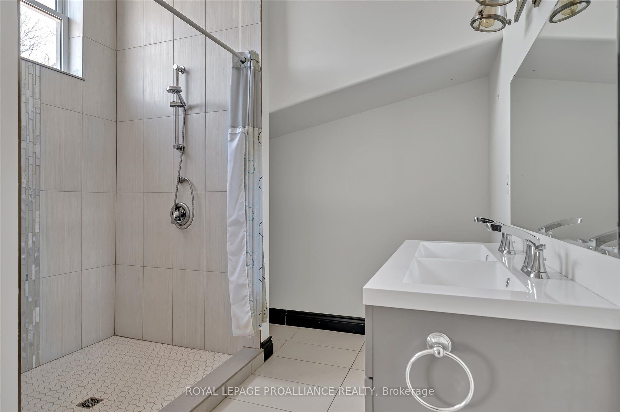 255 Mcdonnel Street Property Photo 31