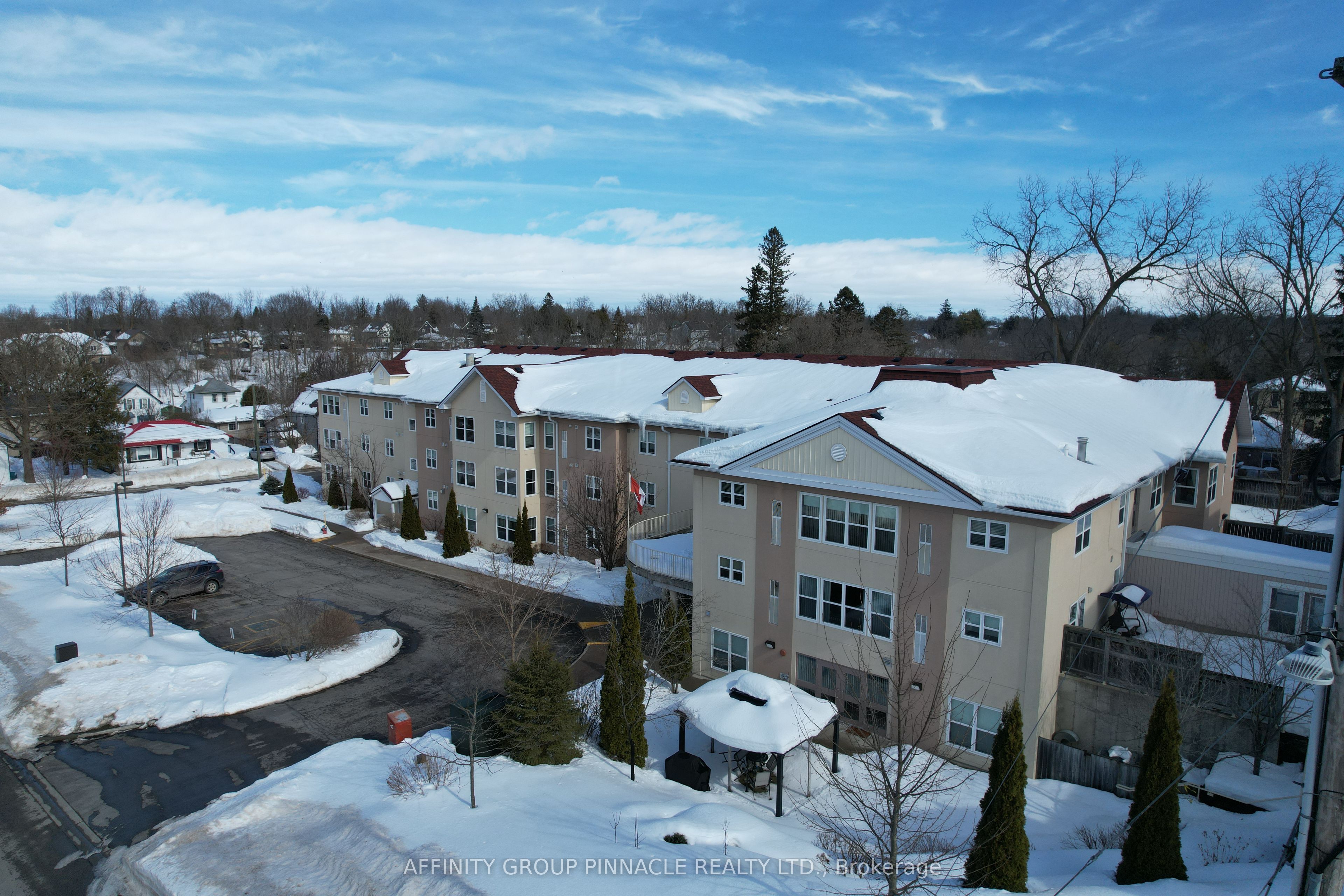 8 Huron Street E 106 Property Photo 2