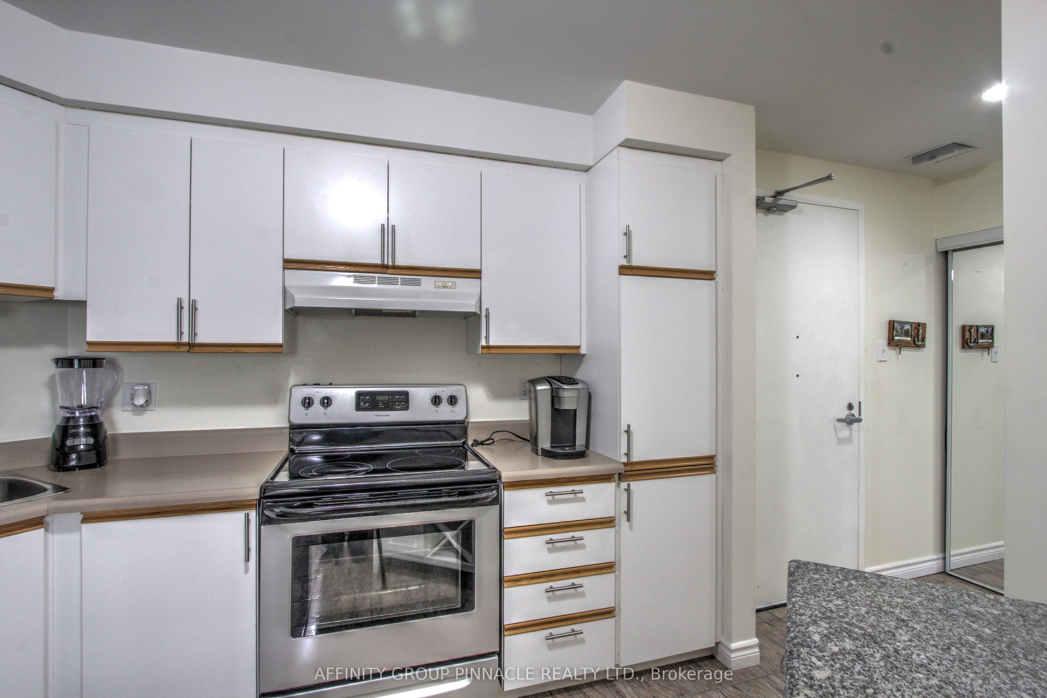 8 Huron Street E 106 Property Photo 6