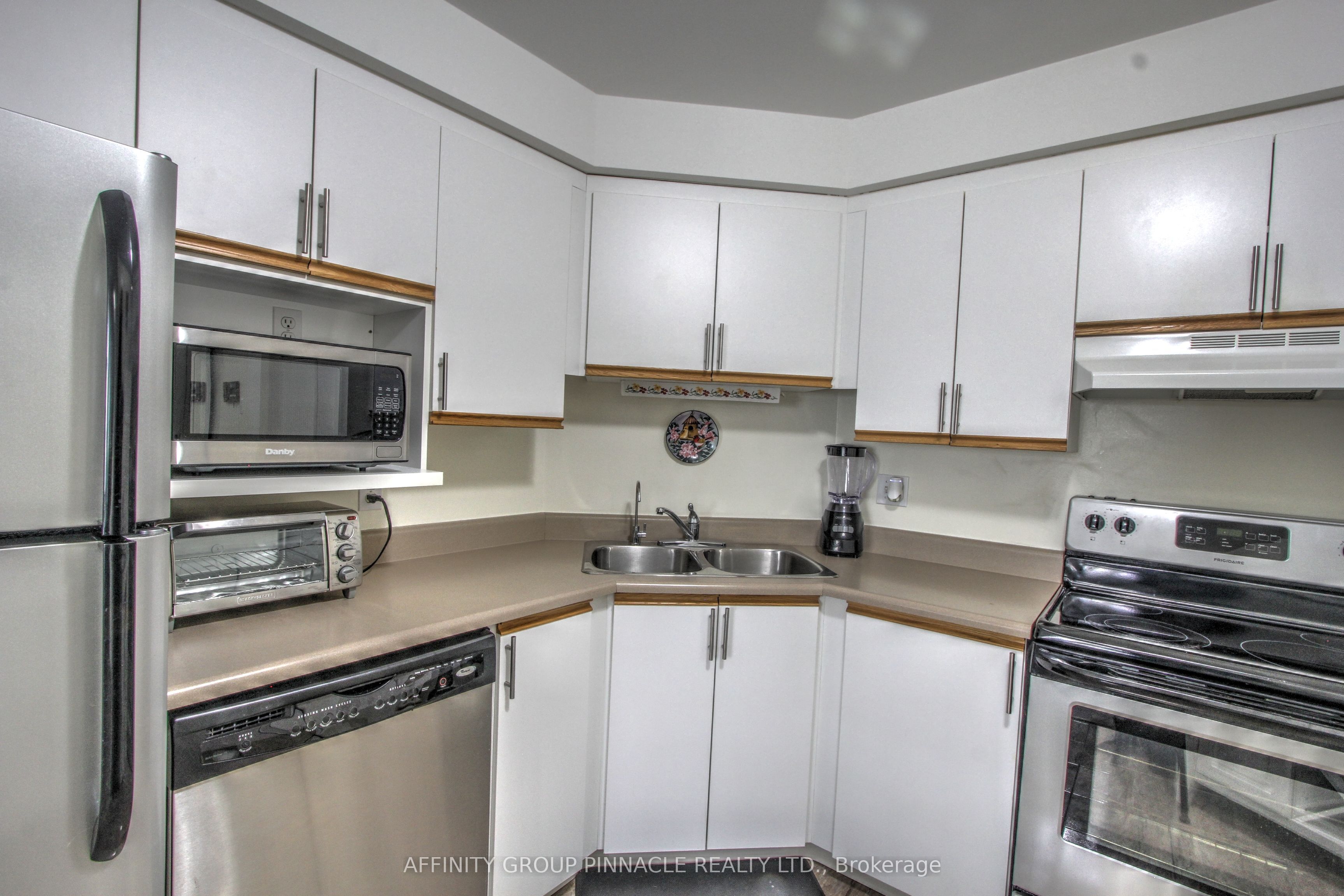8 Huron Street E 106 Property Photo 7