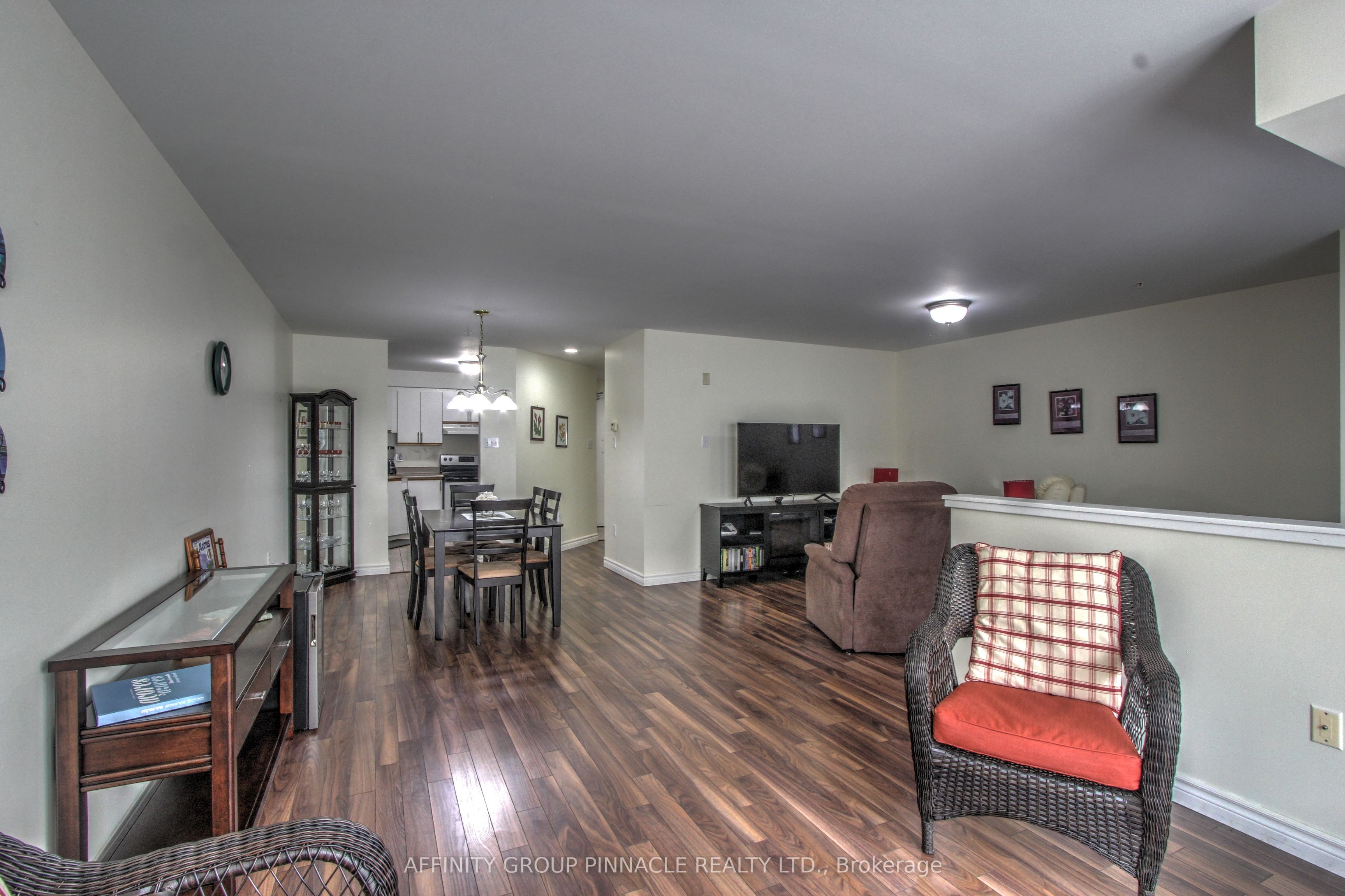 8 Huron Street E 106 Property Photo 12