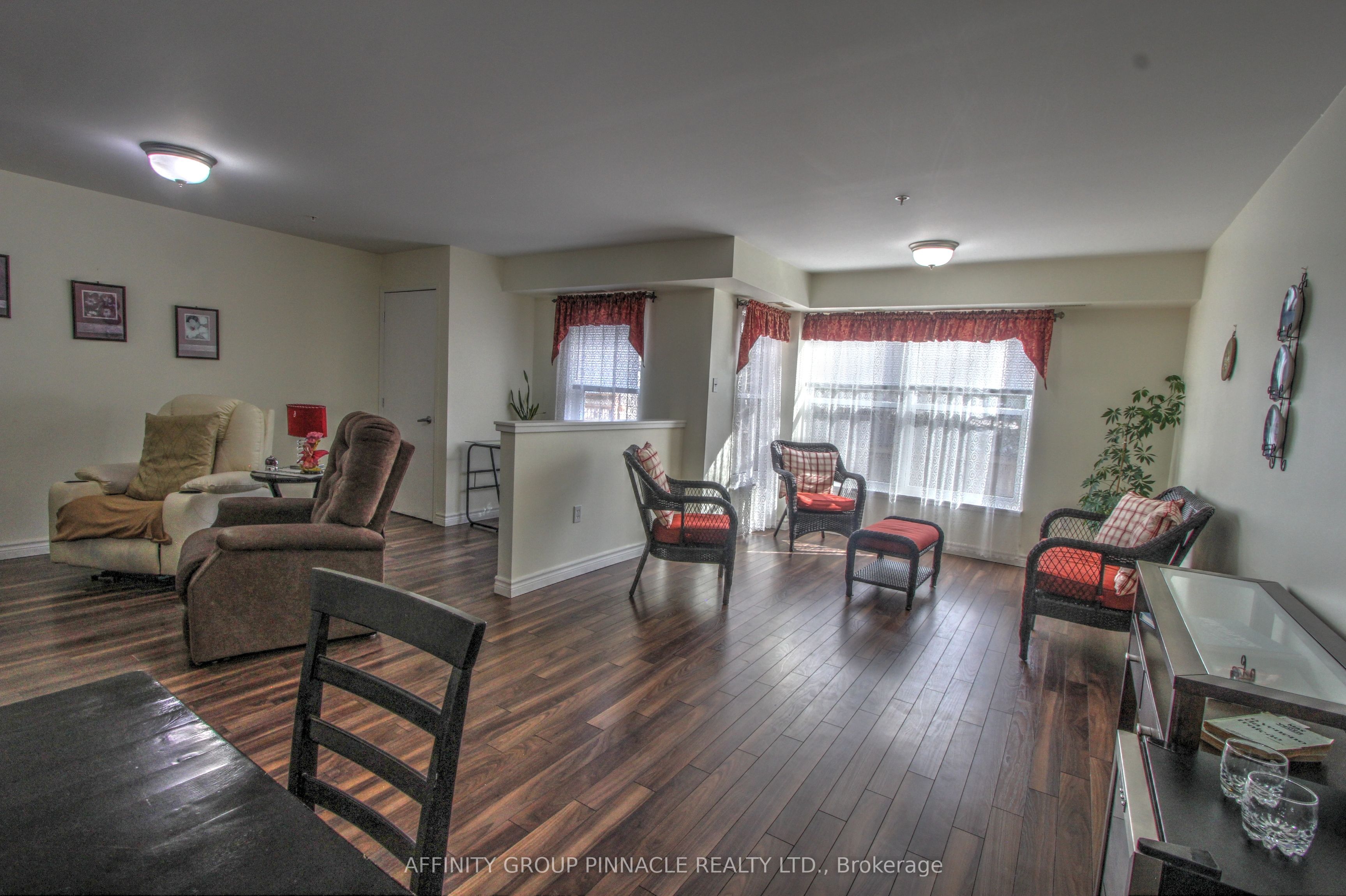 8 Huron Street E 106 Property Photo 14