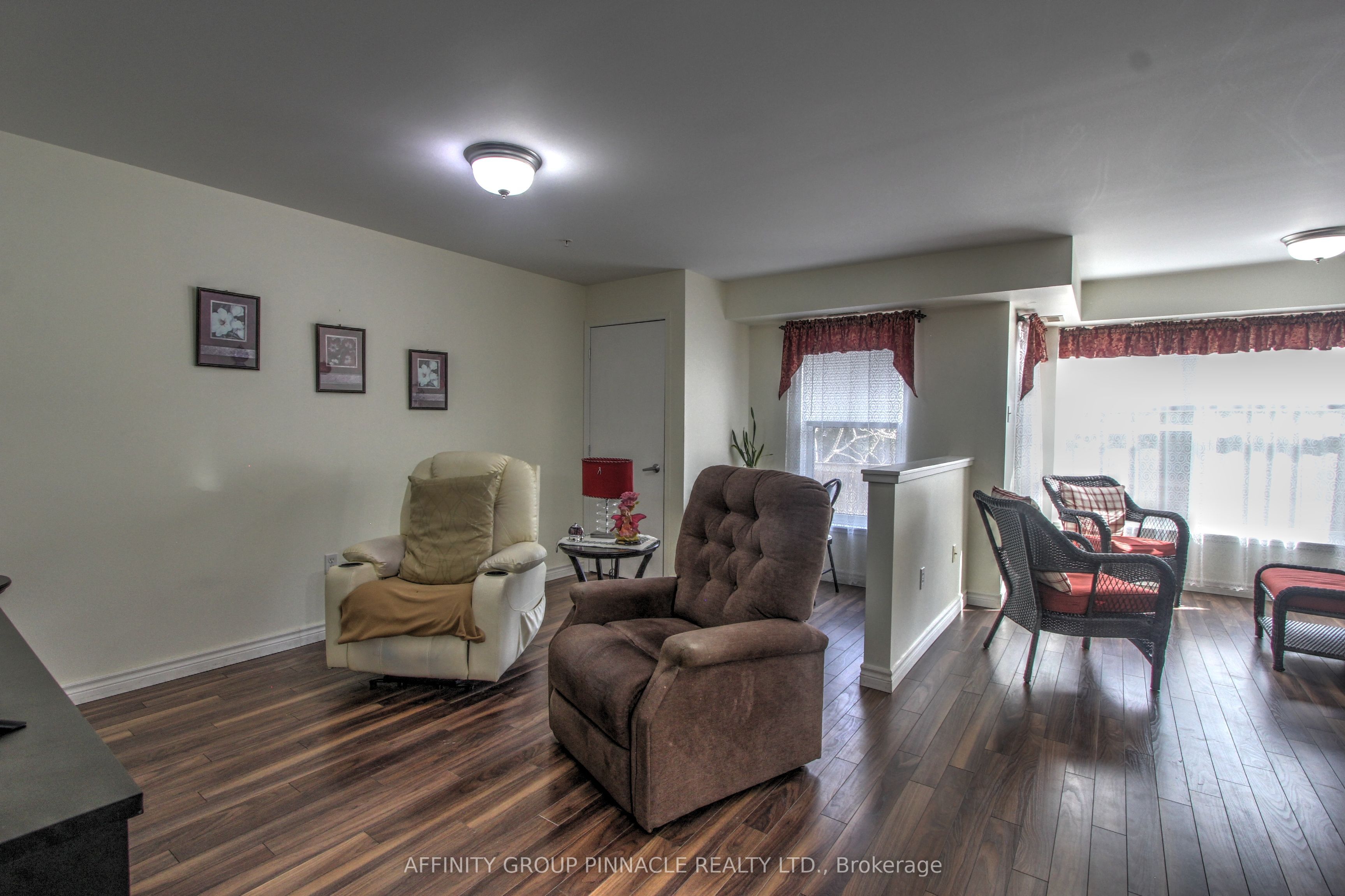 8 Huron Street E 106 Property Photo 16