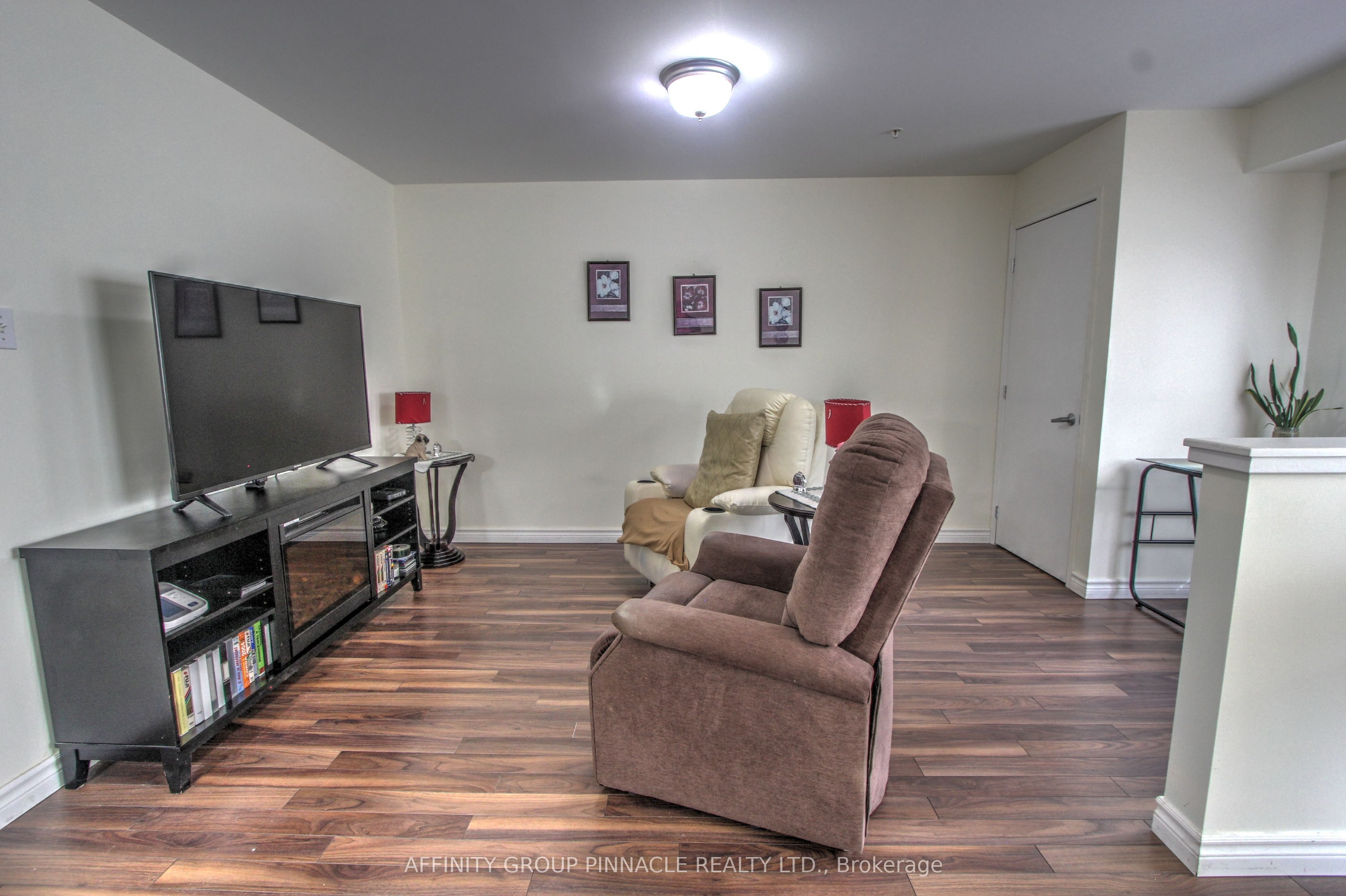 8 Huron Street E 106 Property Photo 18