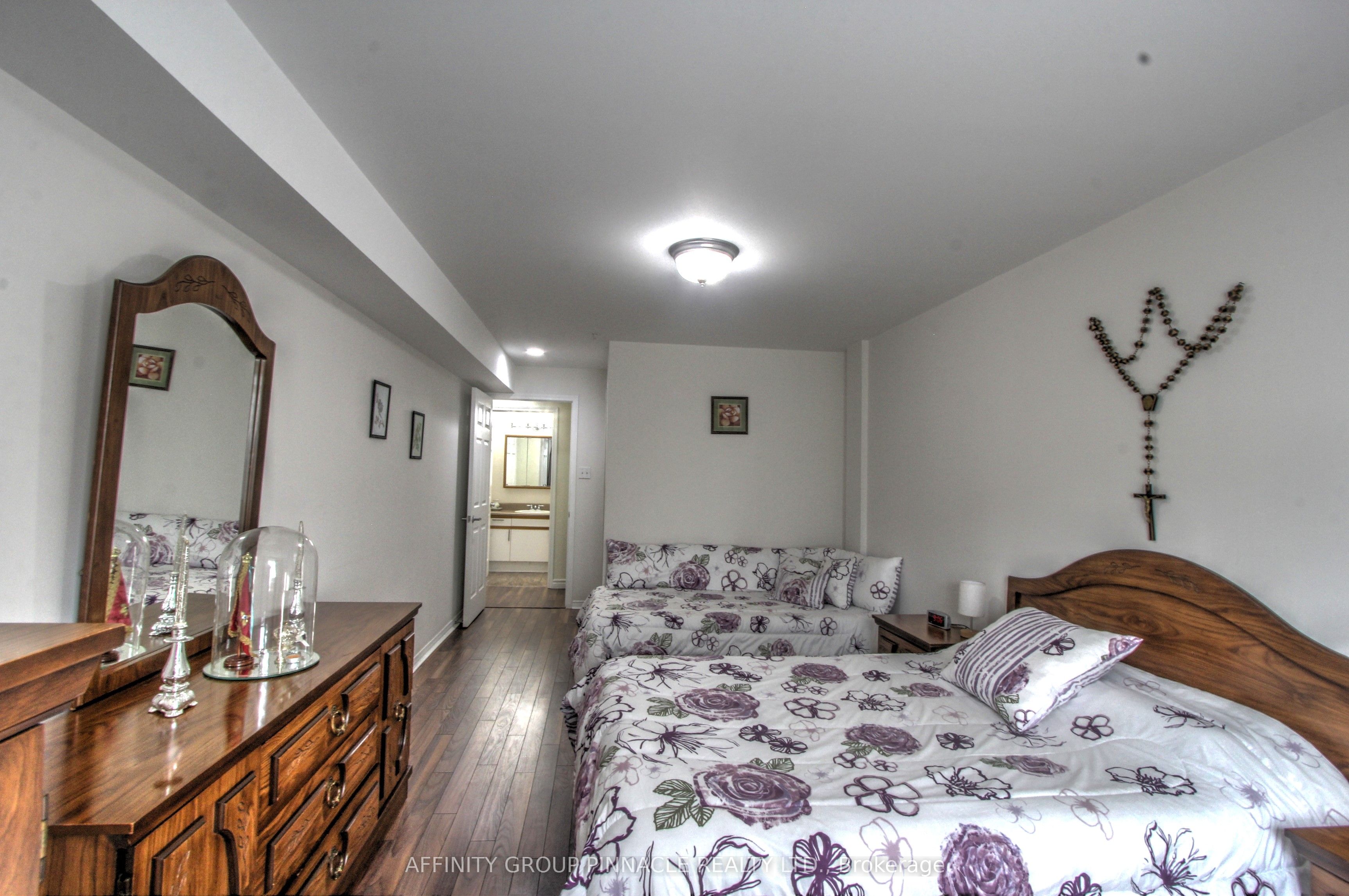 8 Huron Street E 106 Property Photo 23