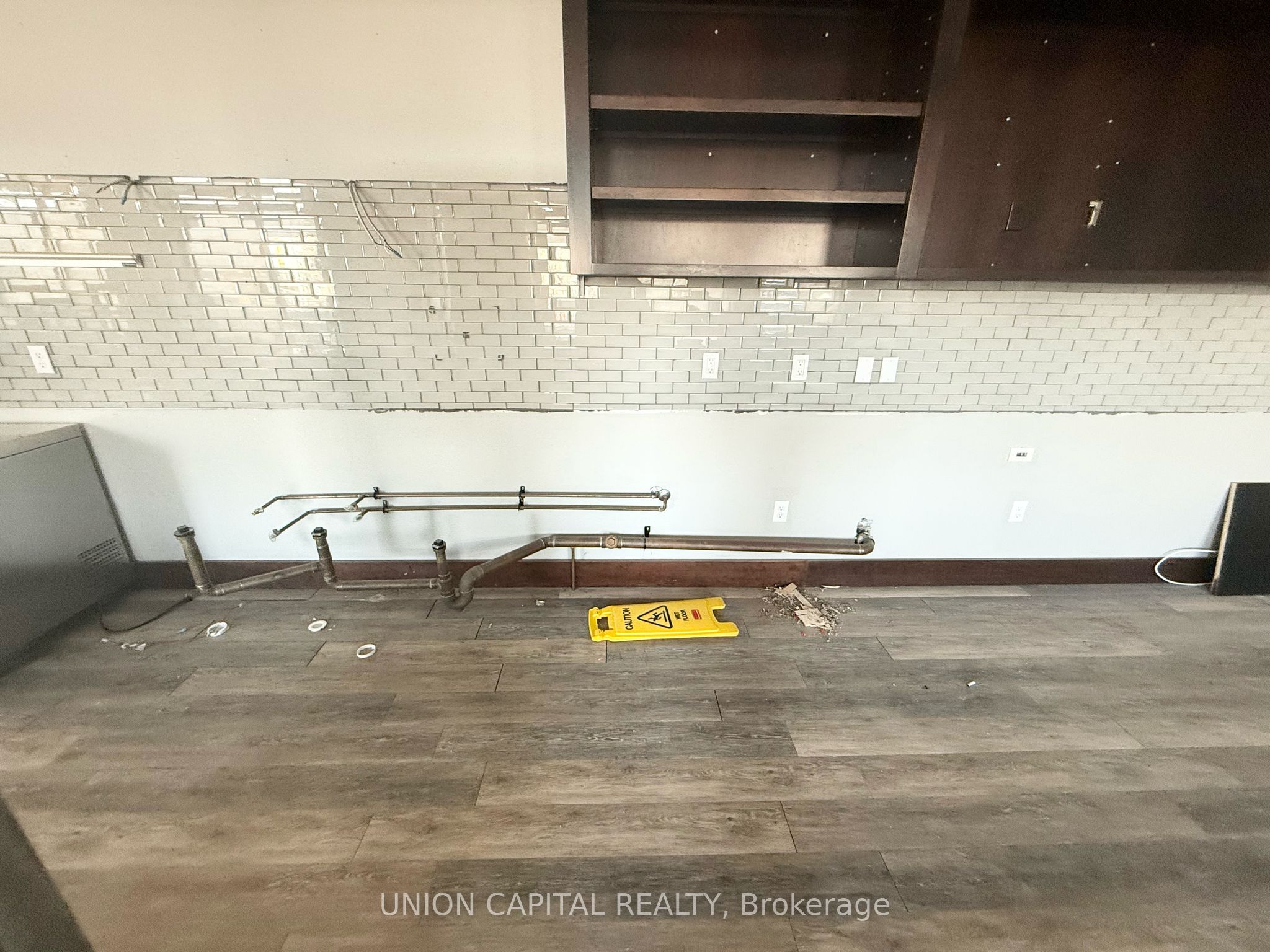 #1 - 160 Macdonell Street Property Photo 7