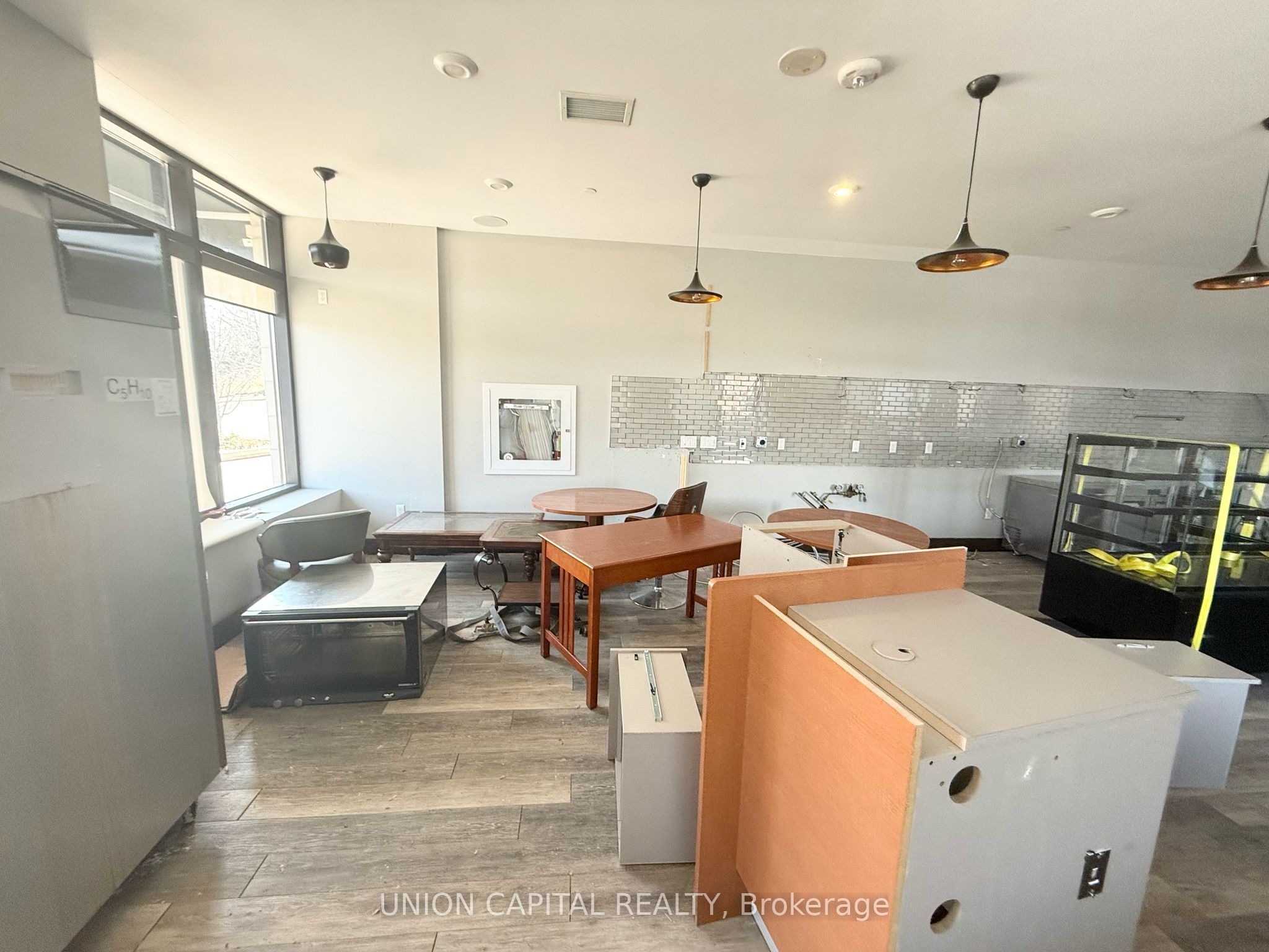 #1 - 160 Macdonell Street Property Photo 17