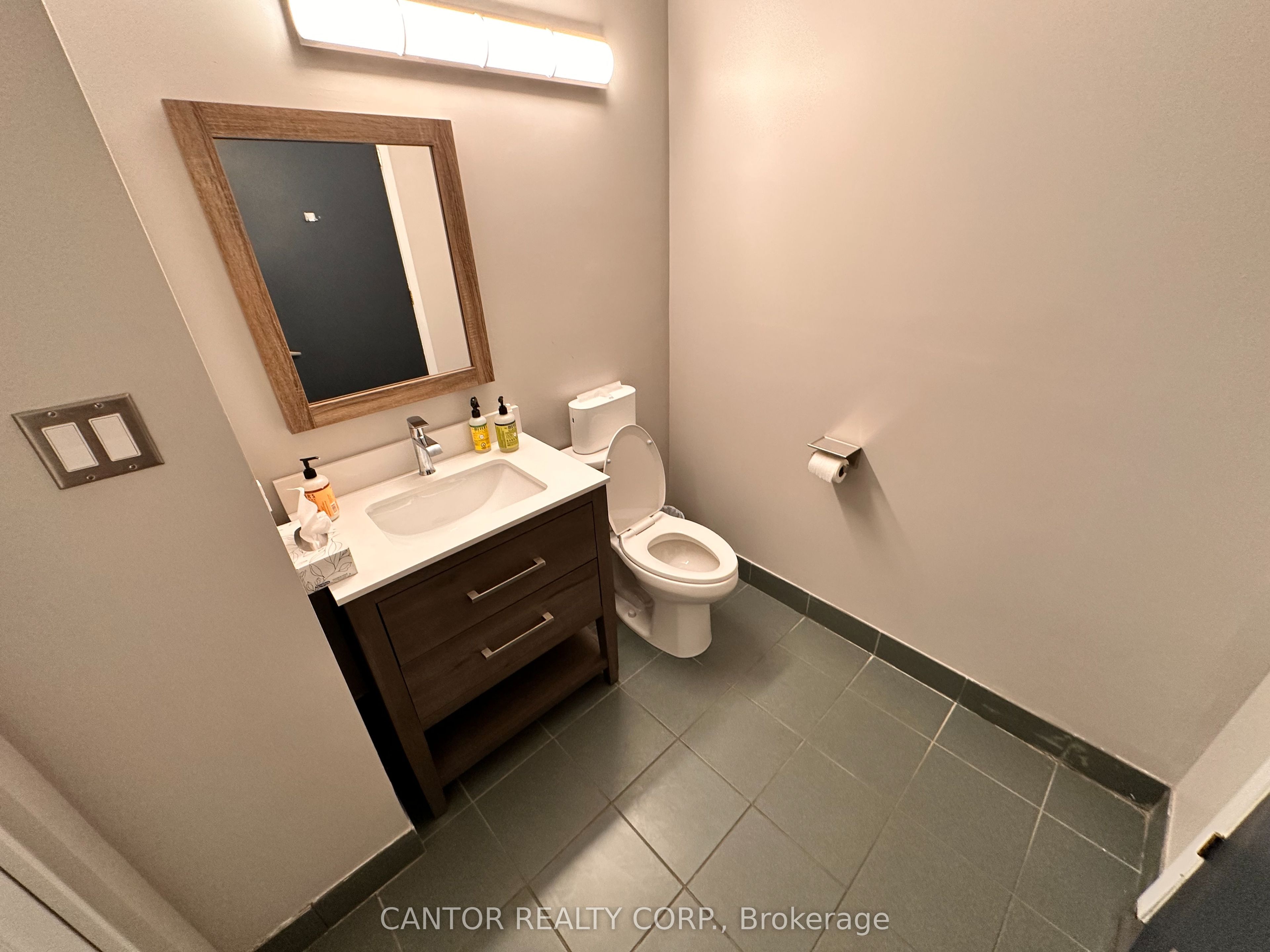 #6 - 371a Richmond Road Property Photo 6