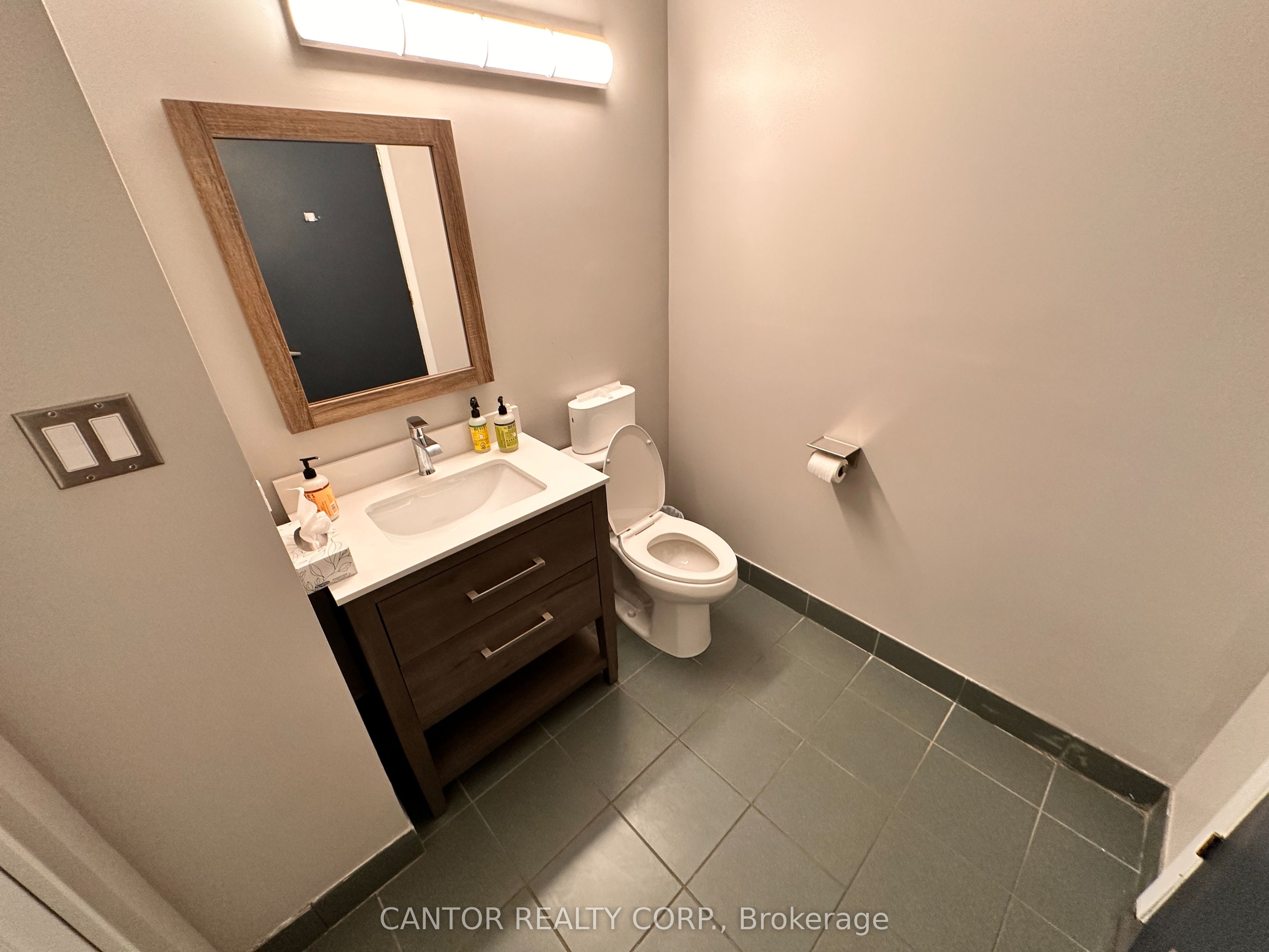 #8 - 371a Richmond Road Property Photo 6