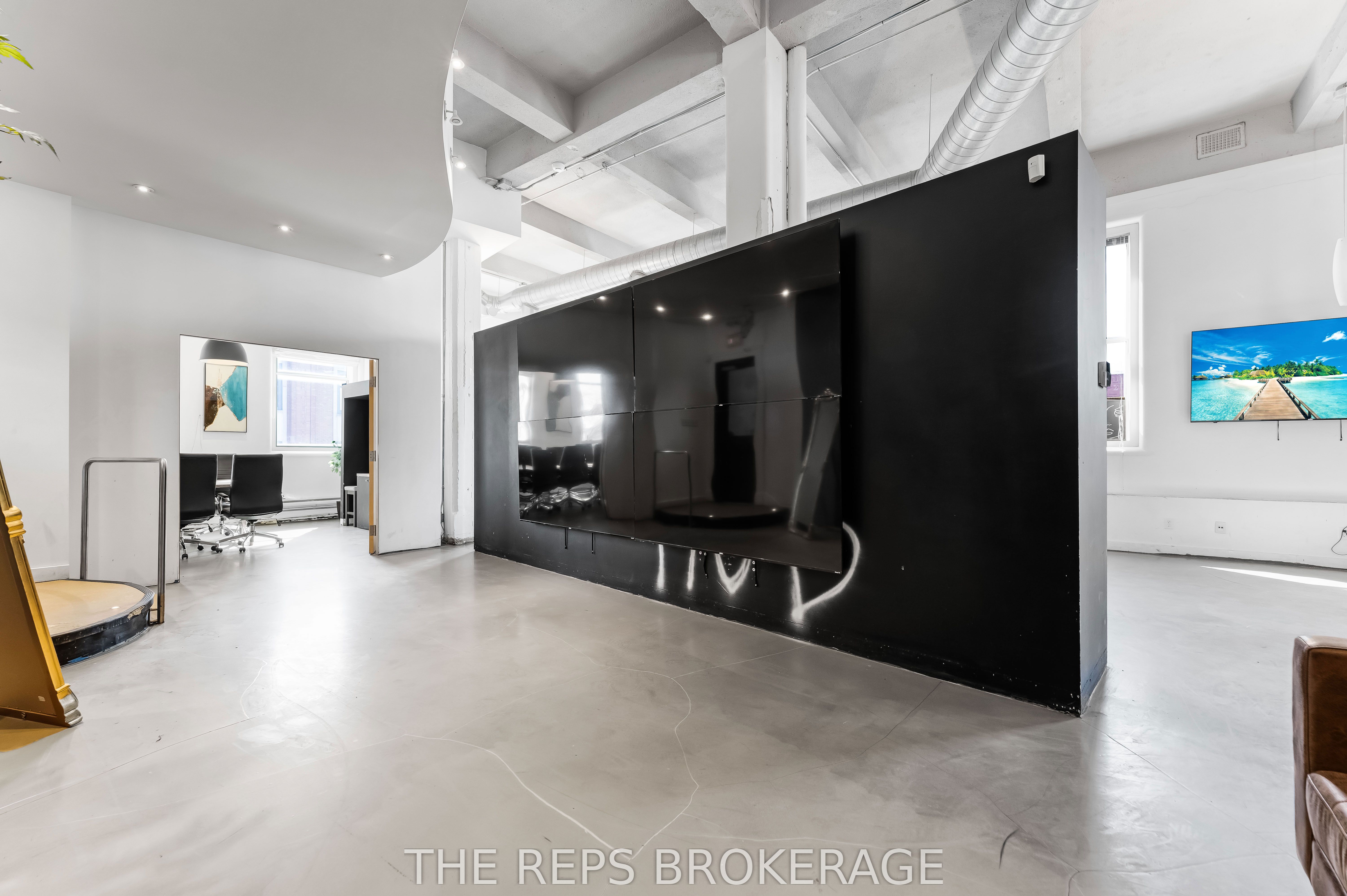 #upper Unit - 43 Eccles Street Property Photo 5