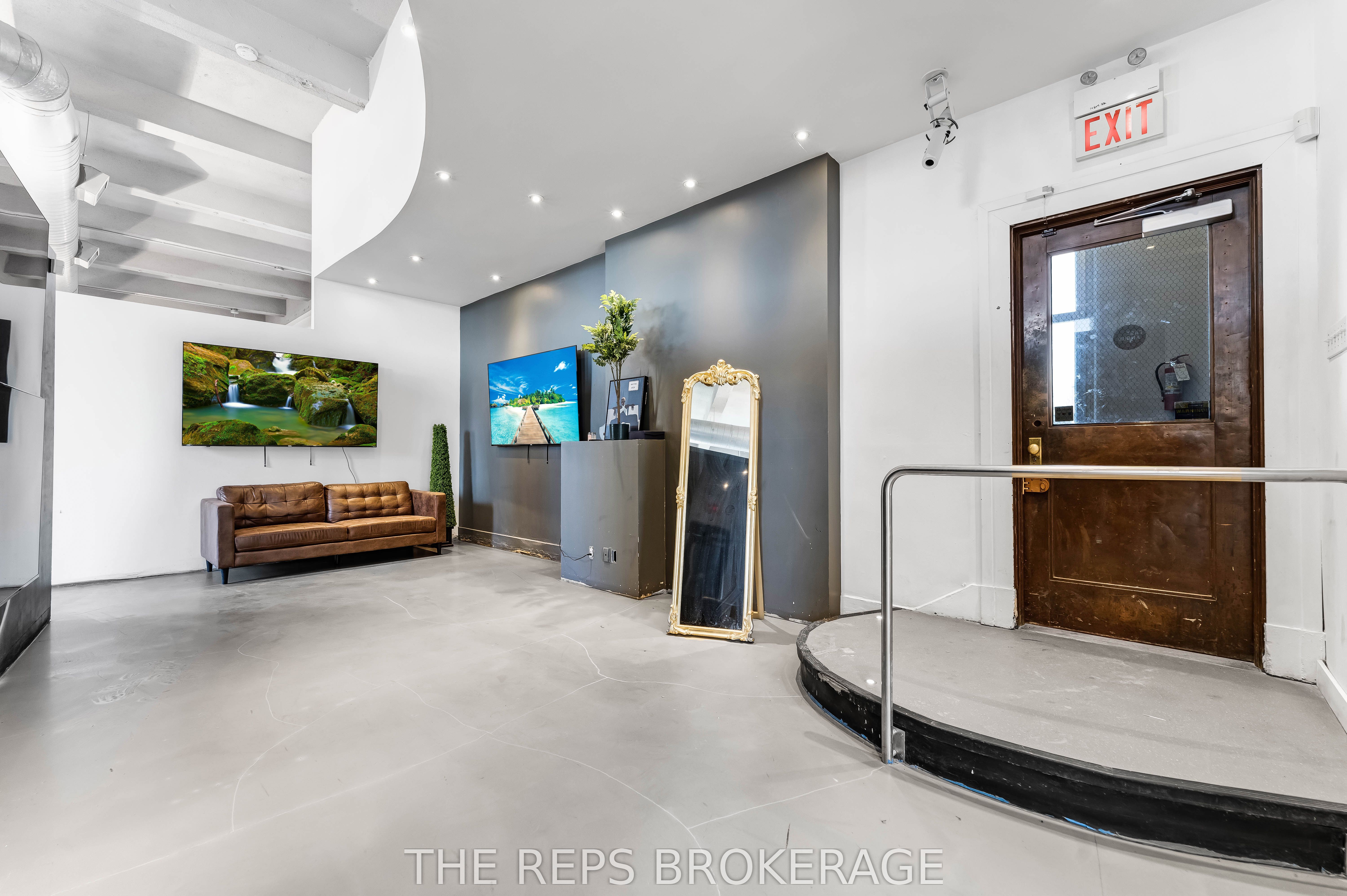 #upper Unit - 43 Eccles Street Property Photo 6
