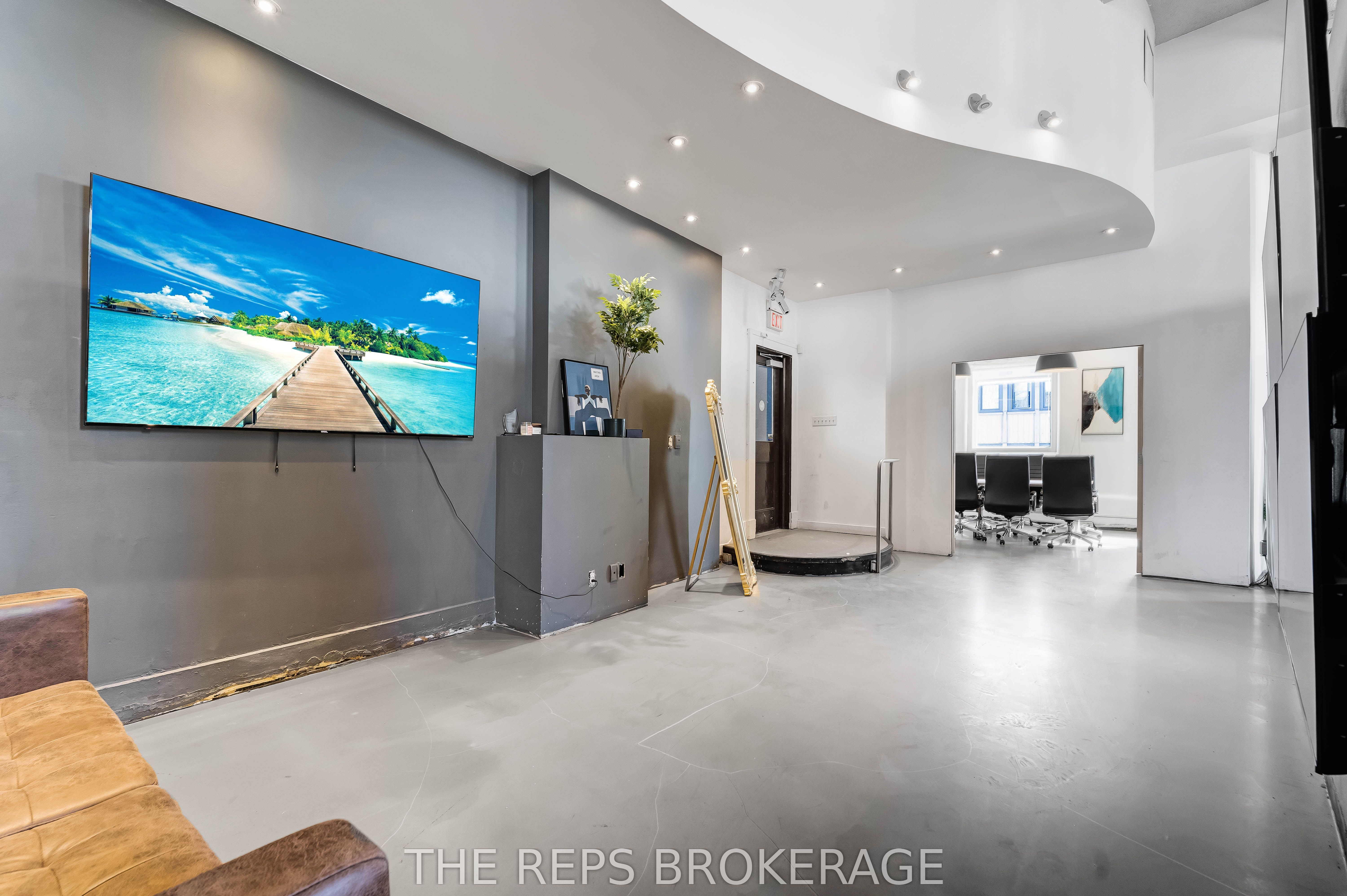 #upper Unit - 43 Eccles Street Property Photo 7