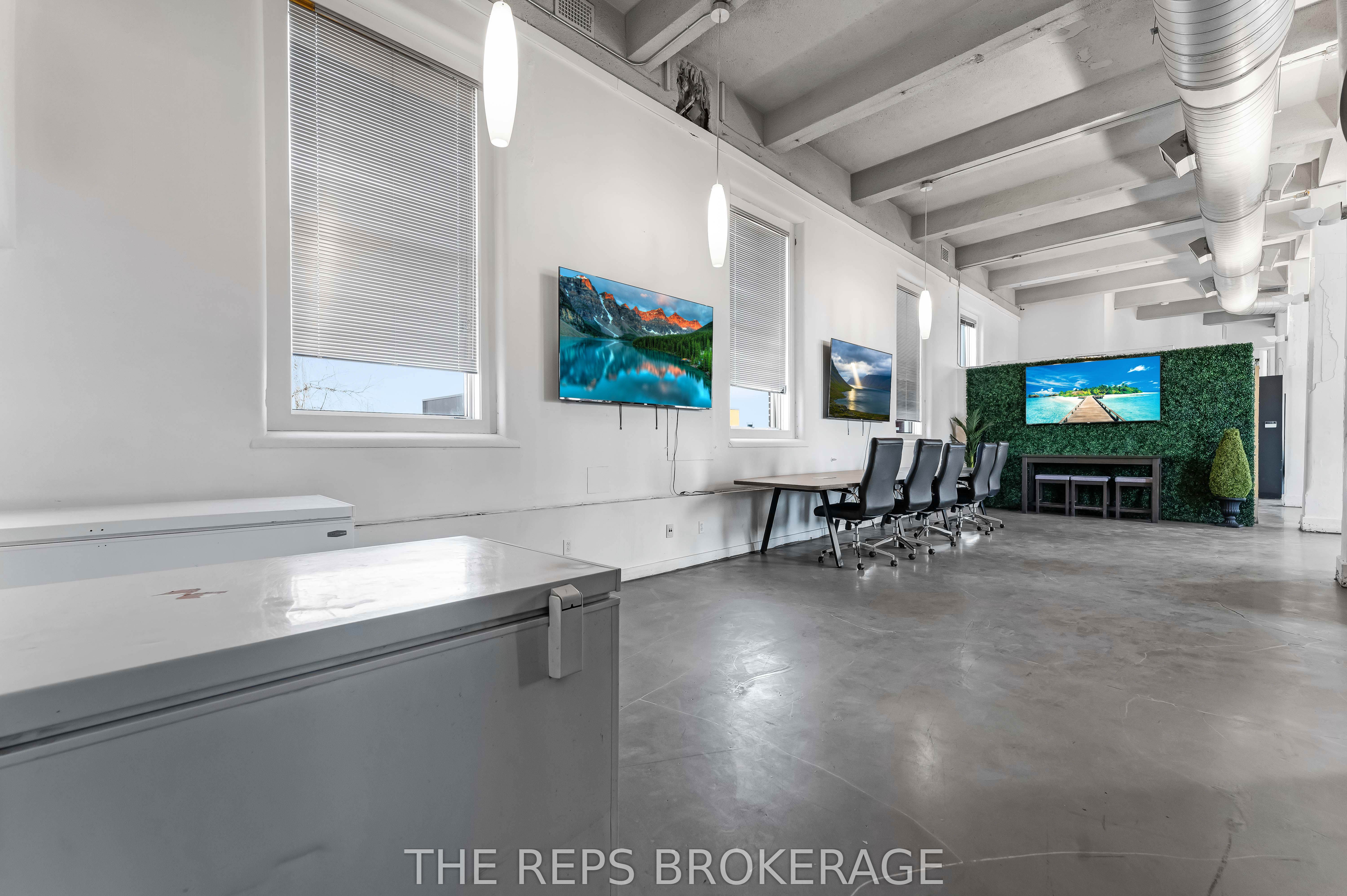 #upper Unit - 43 Eccles Street Property Photo 11