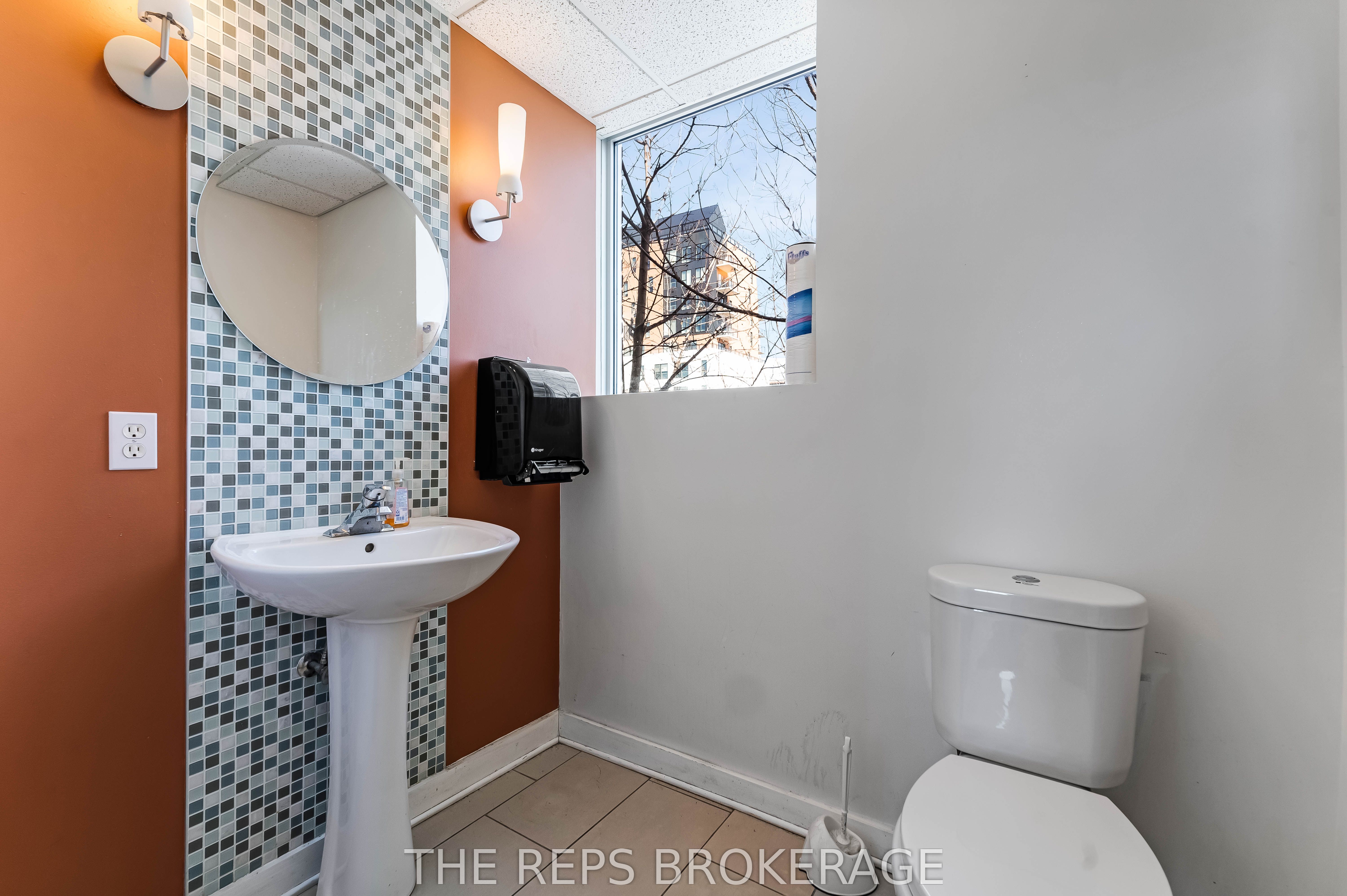 #upper Unit - 43 Eccles Street Property Photo 27