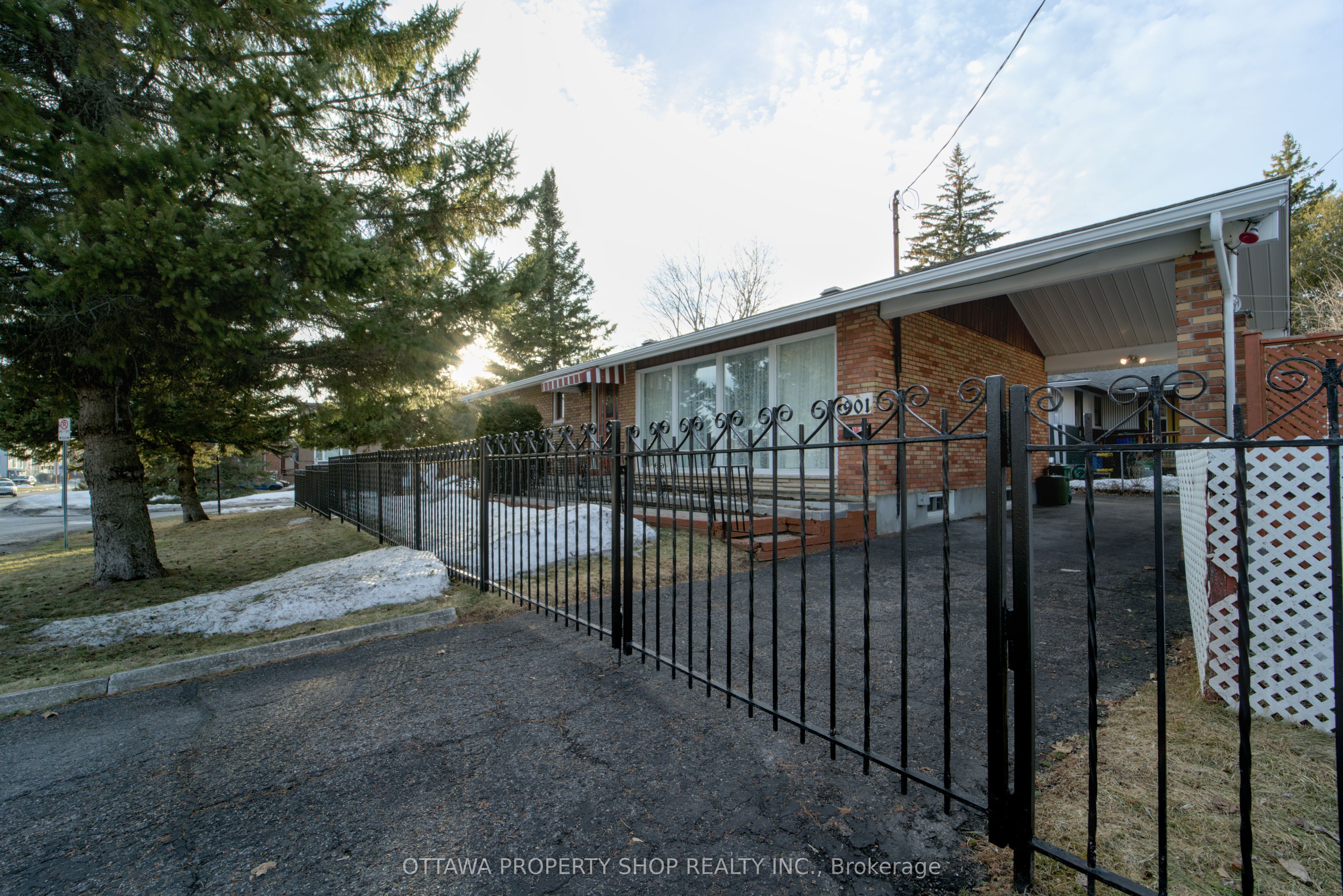 901 Charleswood Ave Property Photo