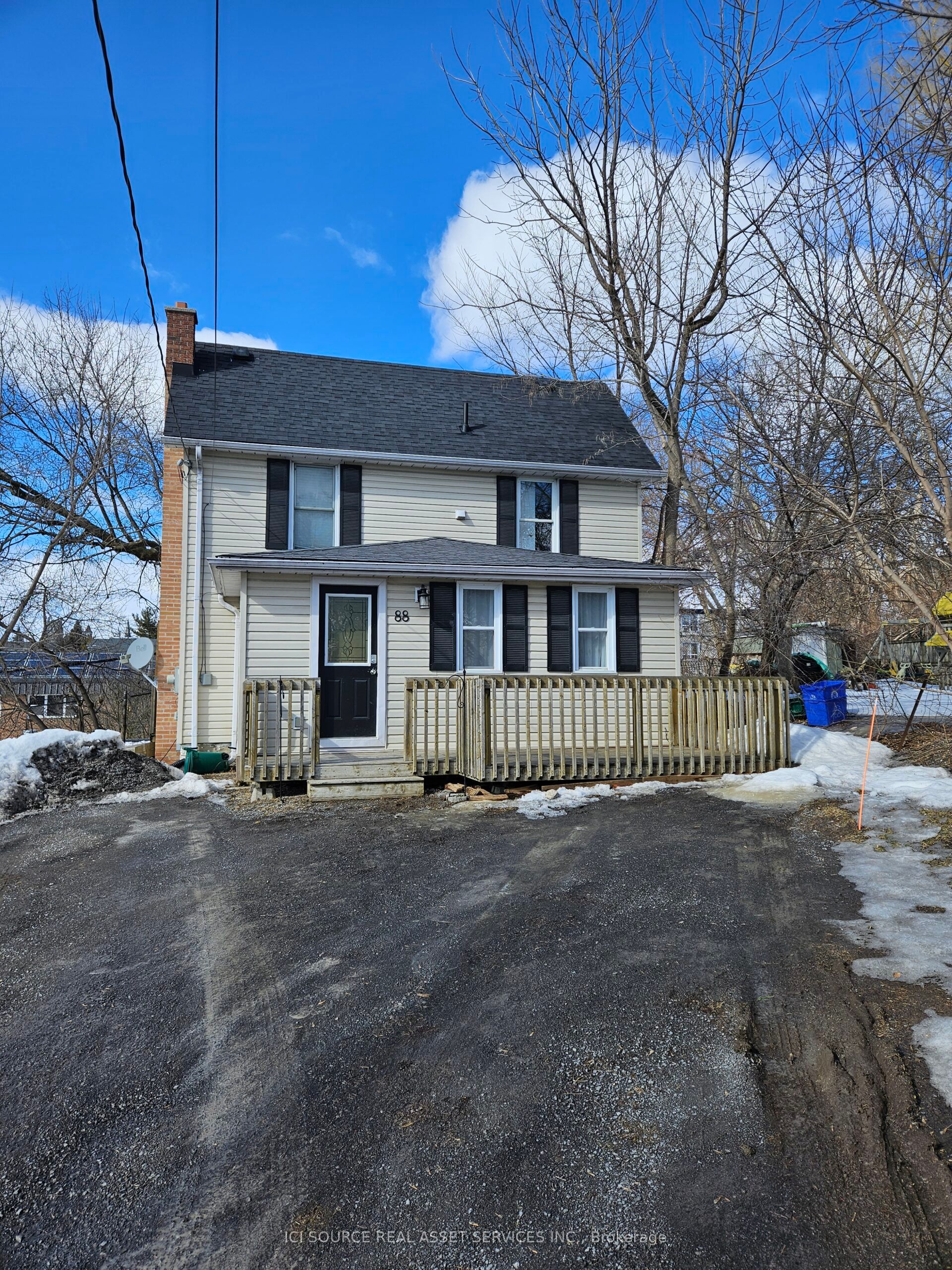 88 Dundas St E Property Photo