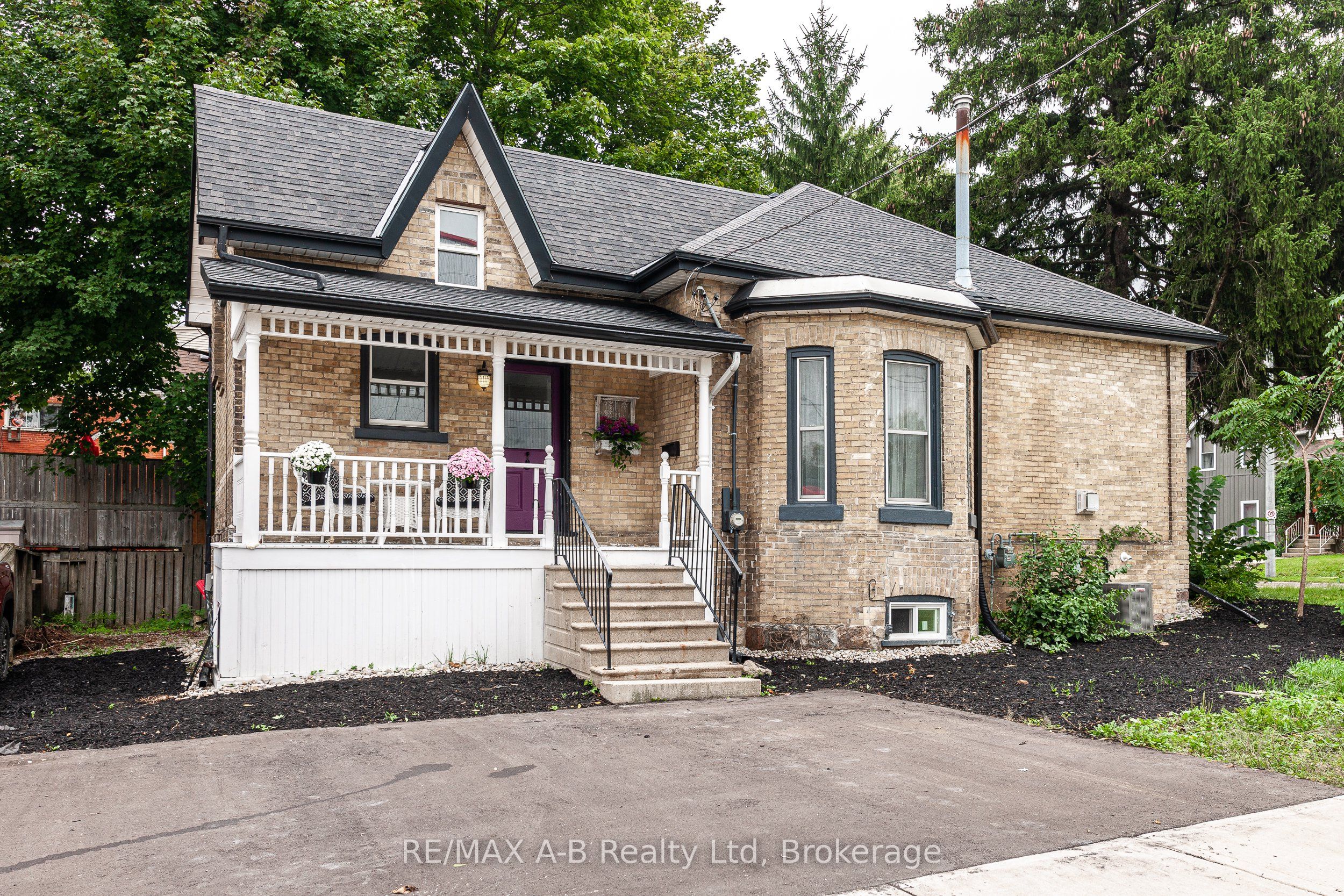 246 Wellington St Property Photo