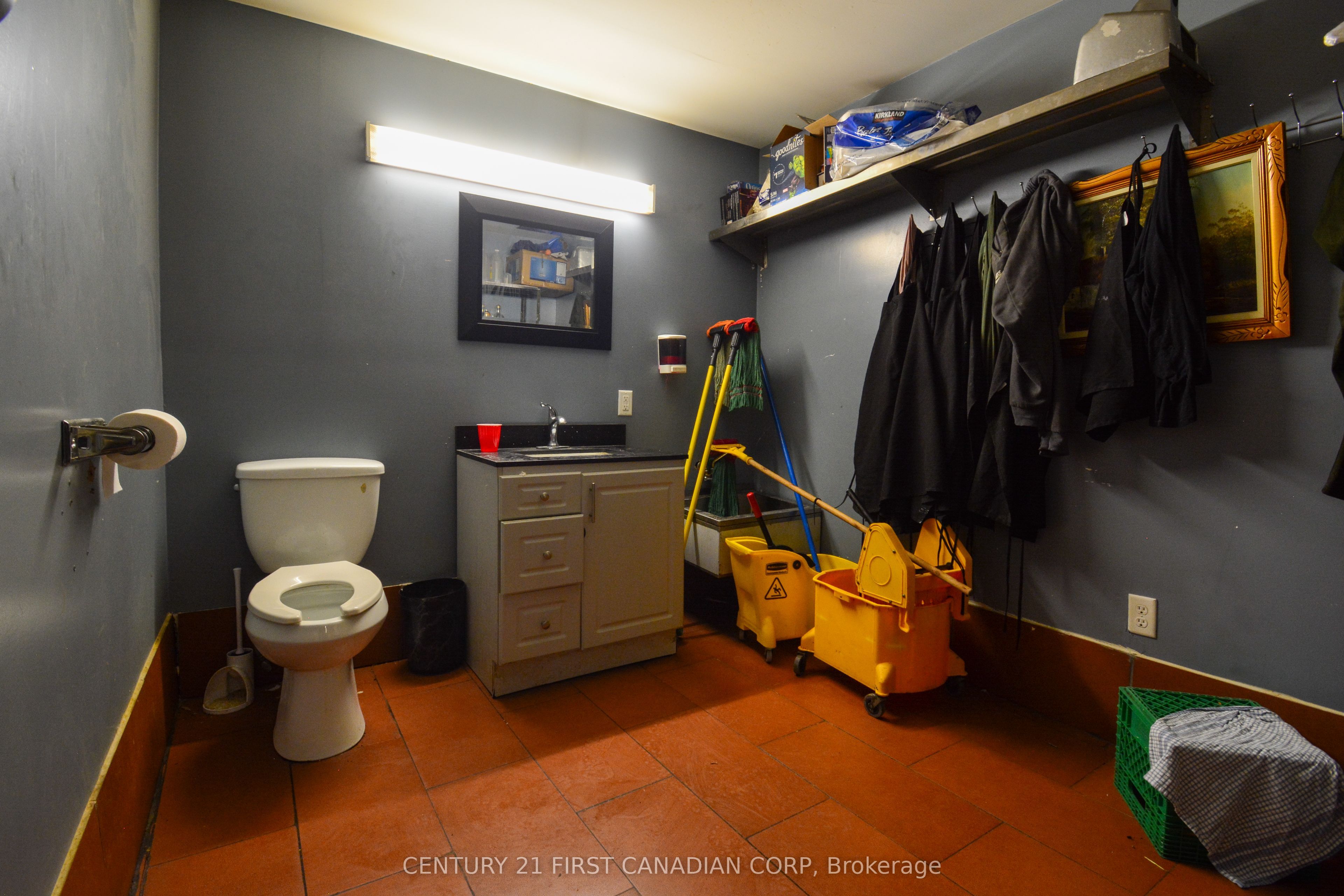 1682 Dundas Street Property Photo 36