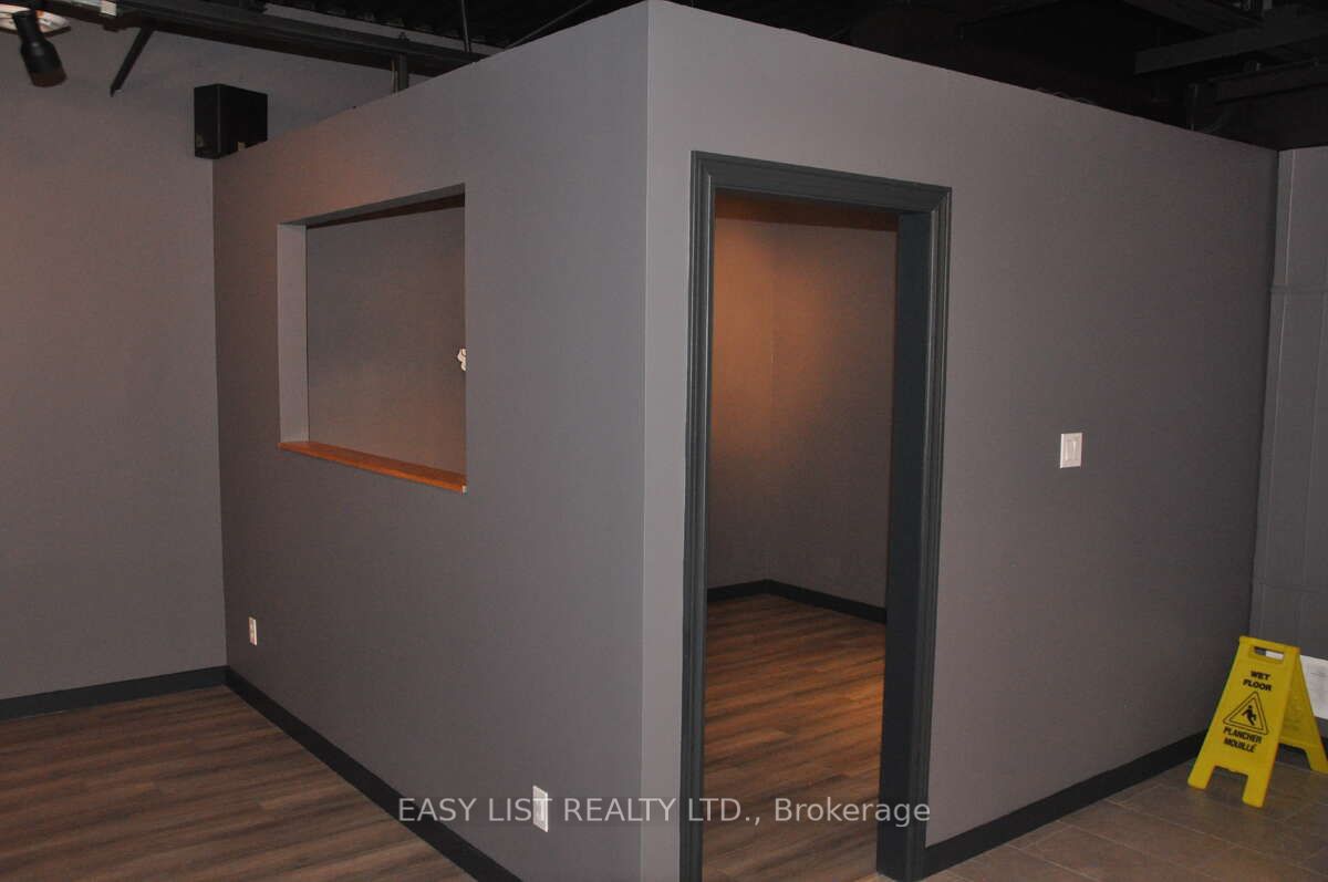 #33 - 5470 Canotek Road Property Photo 10