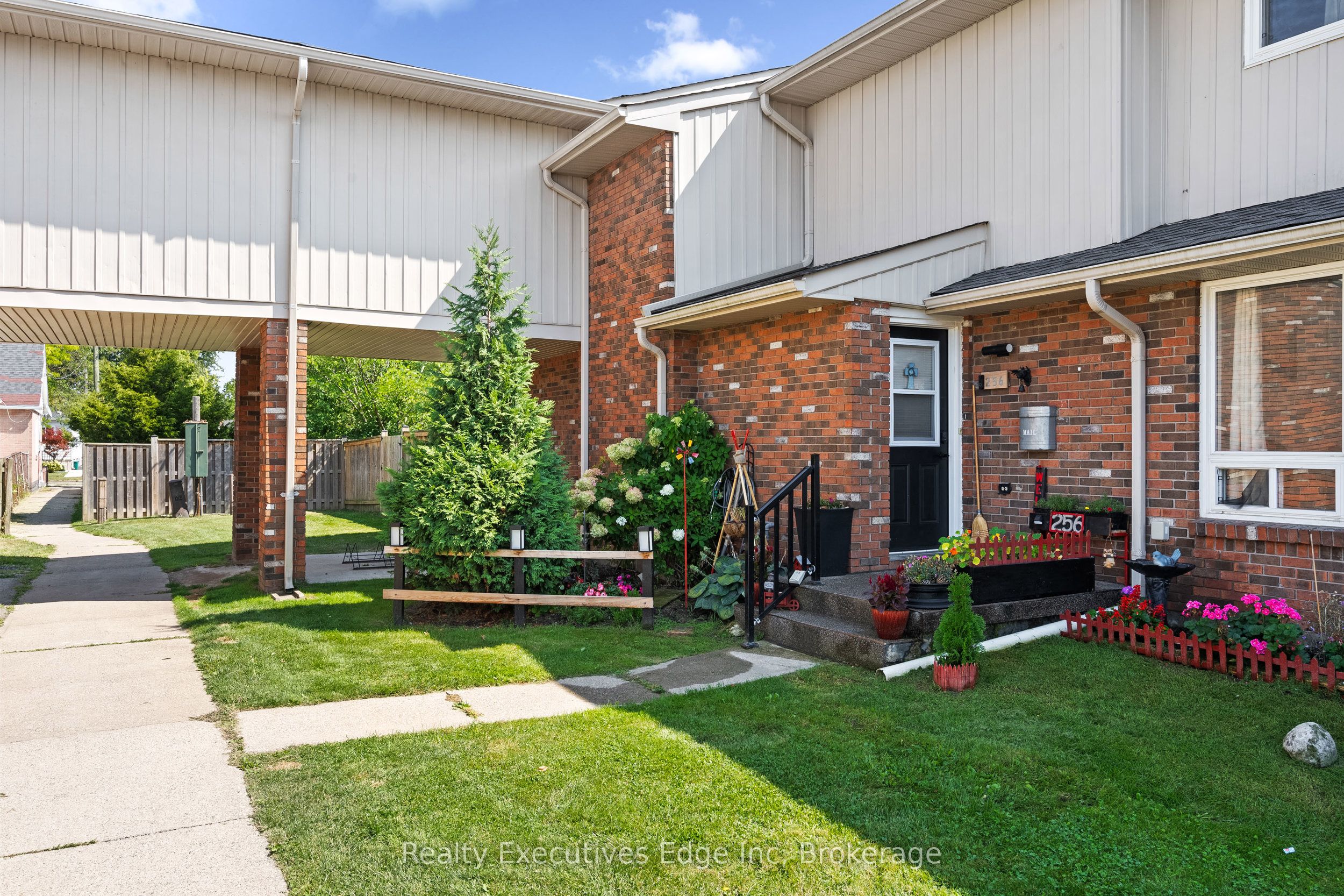 #256 - 100 Brownleigh Avenue Property Photo