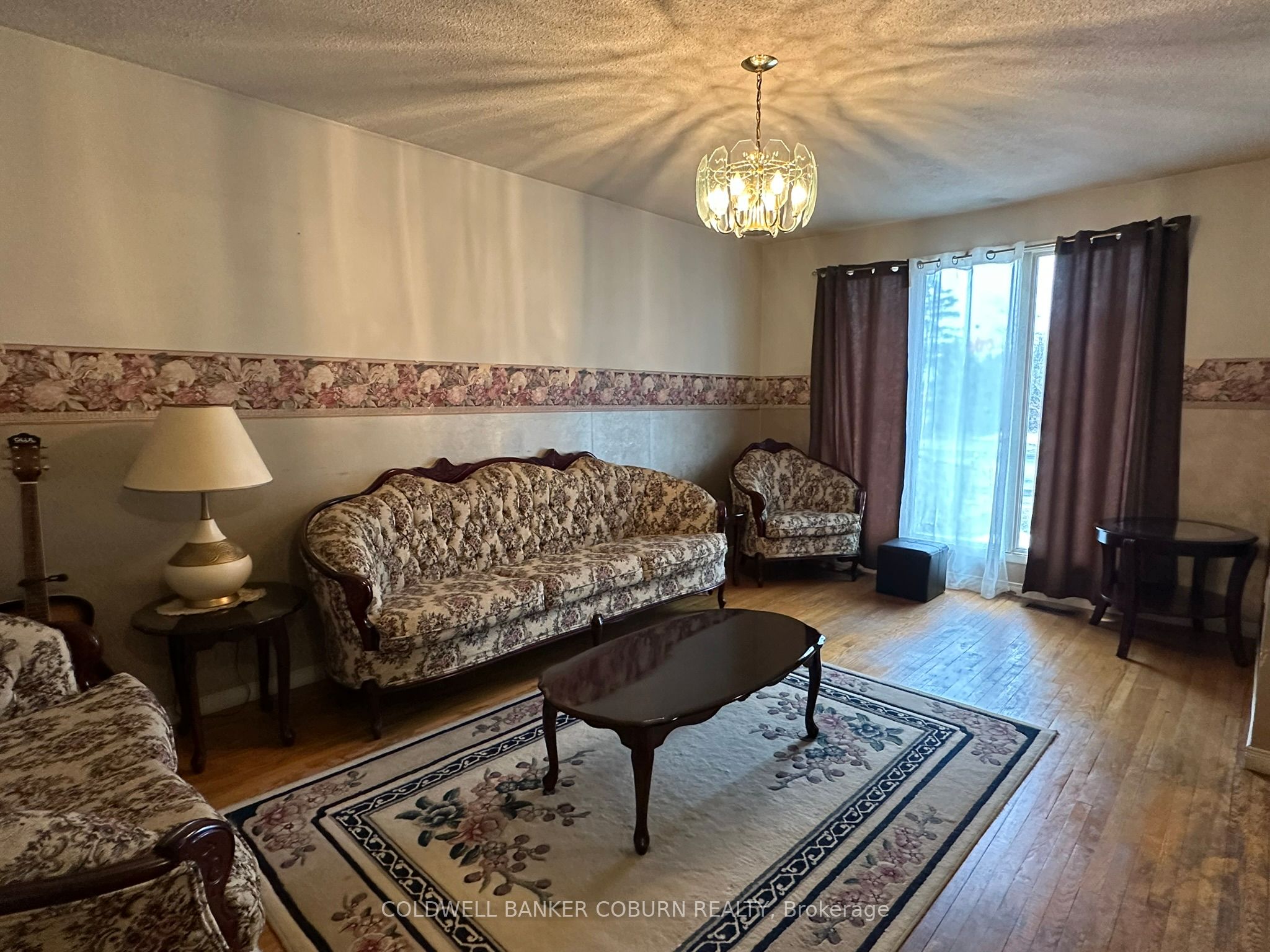 2211 St Laurent Boulevard Property Photo 4
